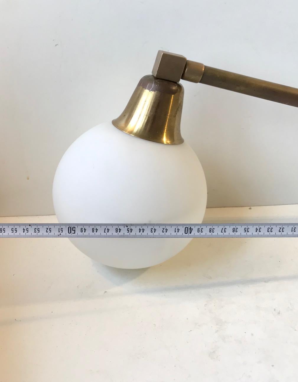 Aplique moderno escandinavo de latón con esfera opalina, años 60 Latón en venta