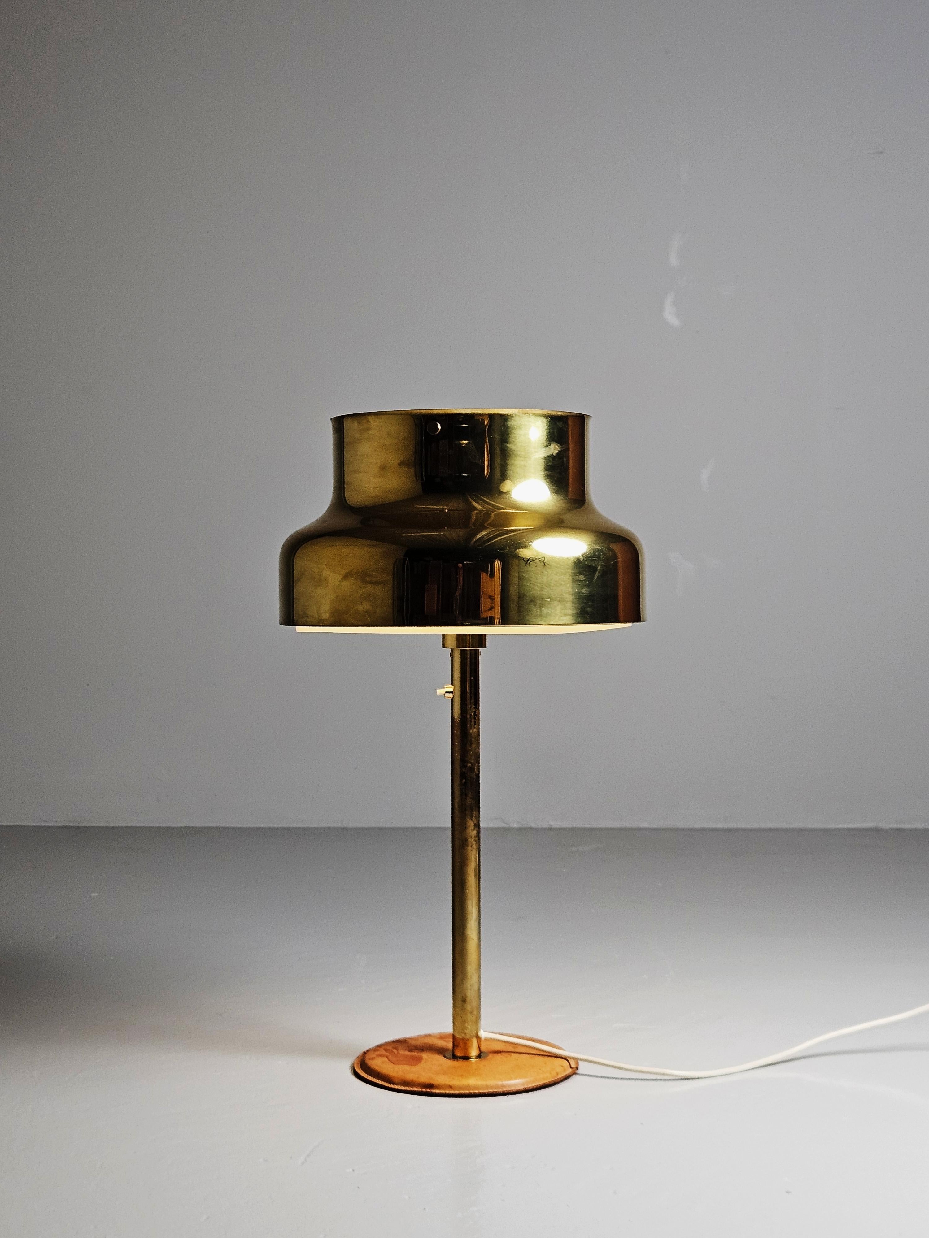 Beautiful brass table lamp designed by Anders Pehrson and made by Atlejé Lyktan, Sweden, during the 1960s. 

Big model made in brass with a leather foot. 