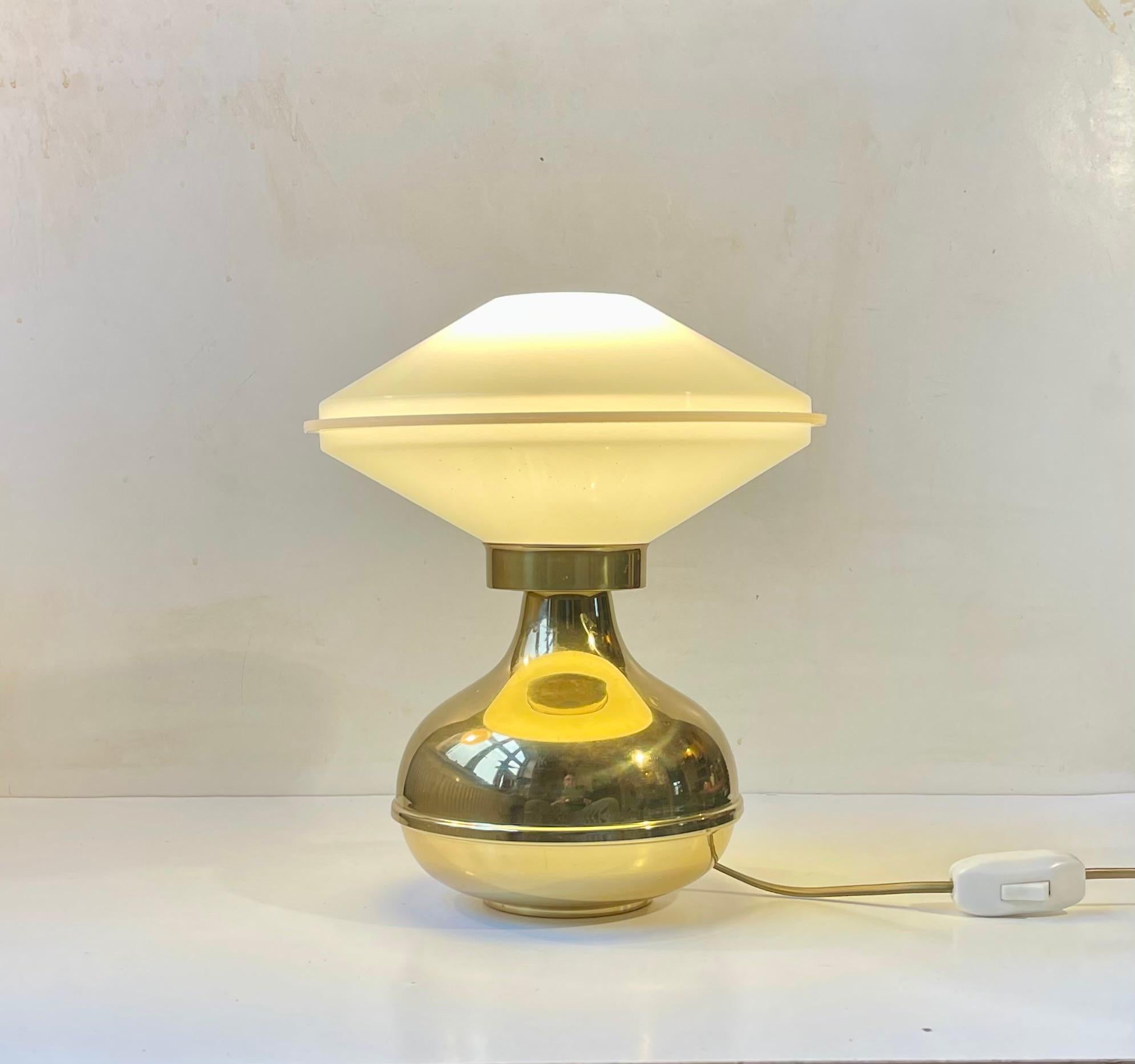 Petite lampe de table à la composition simpliste du danois ABO - Metal Art Studio. Fabriqué et conçu à la fin des années 1970. Elle est dotée d'un abat-jour en acrylique en forme d'ovni et d'un interrupteur marche/arrêt sur son cordon. Il ressemble