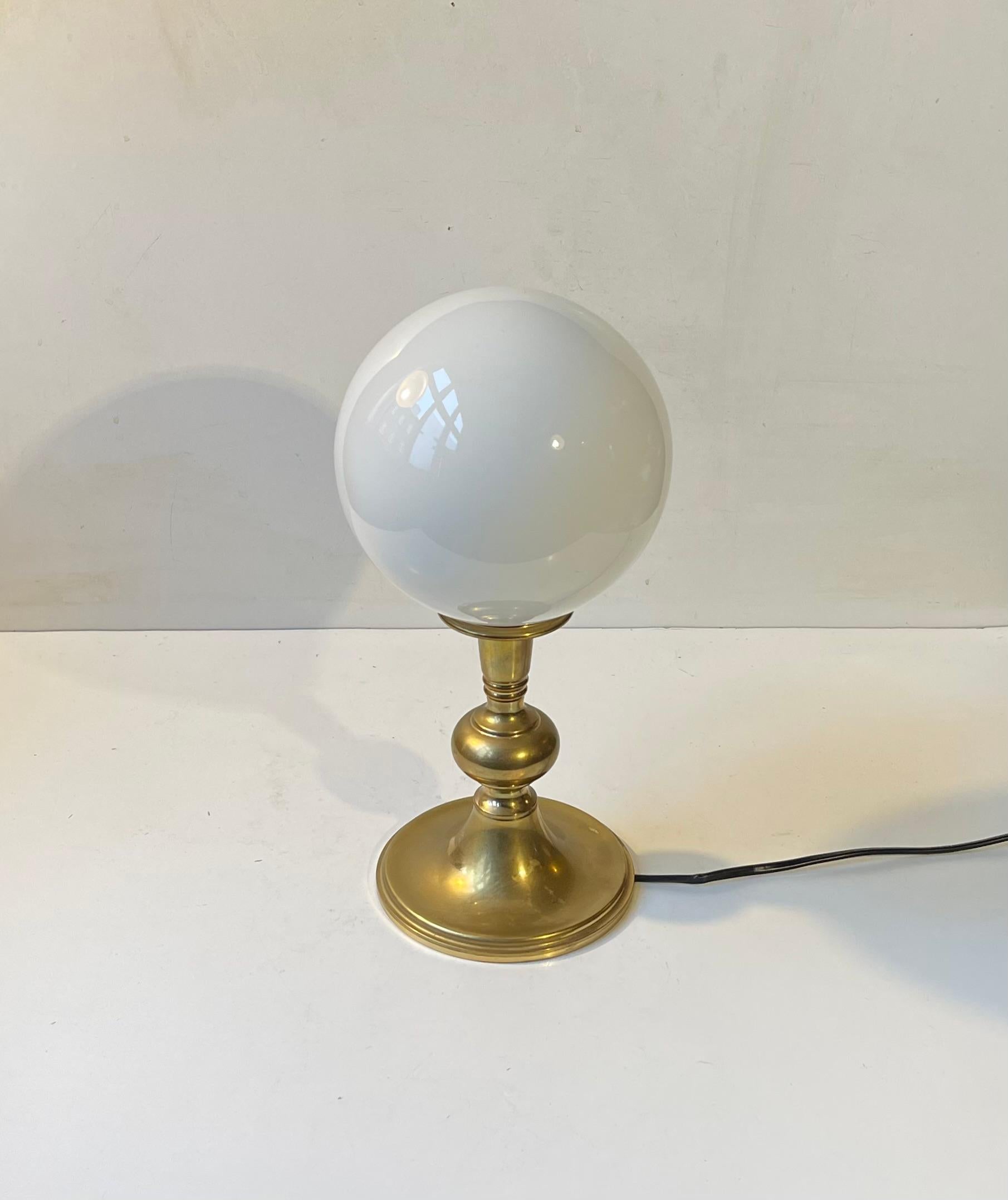 Scandinave moderne Lampe de bureau scandinave moderne en laiton avec sphère en verre opalin blanc en vente