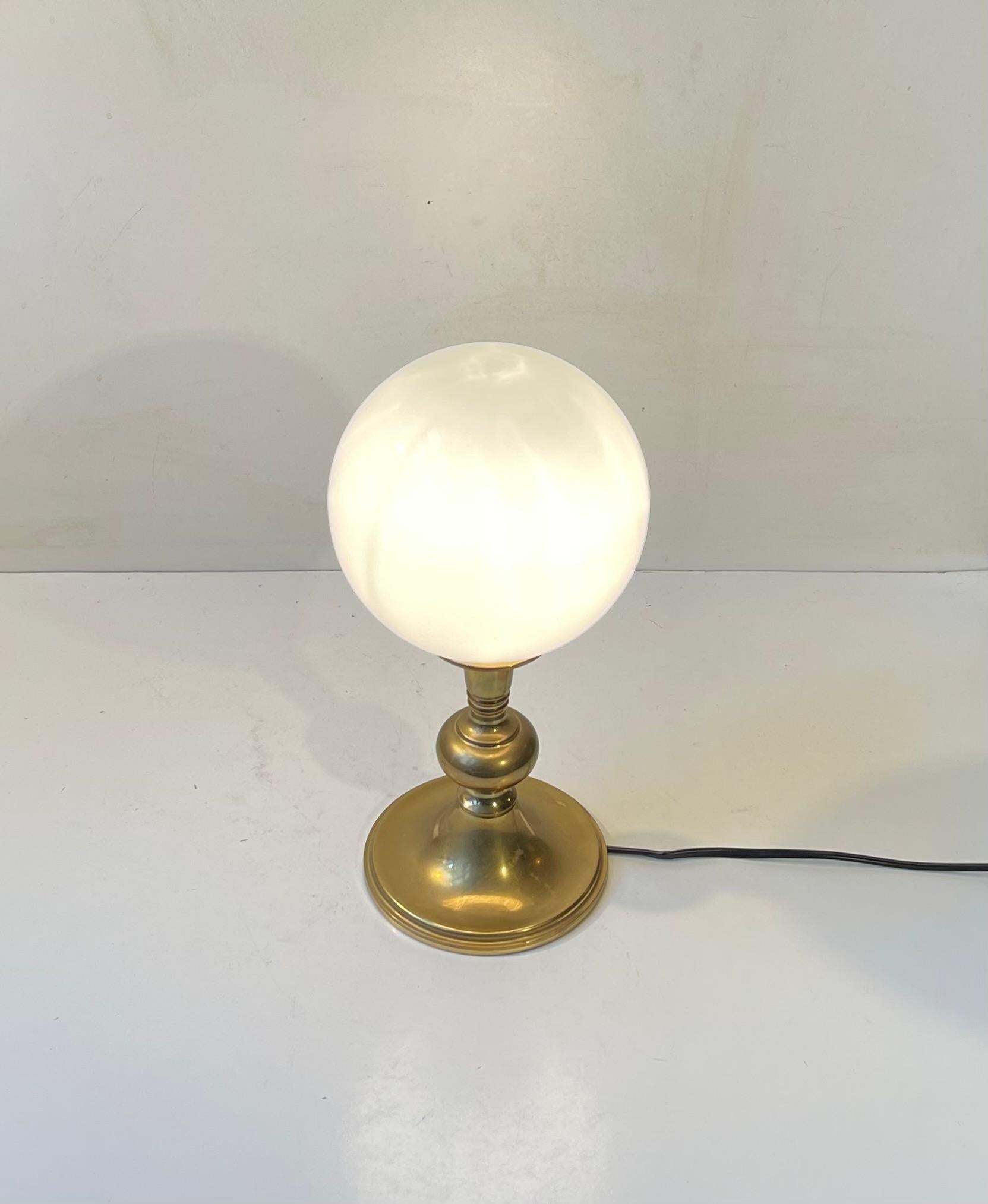 Fin du 20e siècle Lampe de bureau scandinave moderne en laiton avec sphère en verre opalin blanc en vente