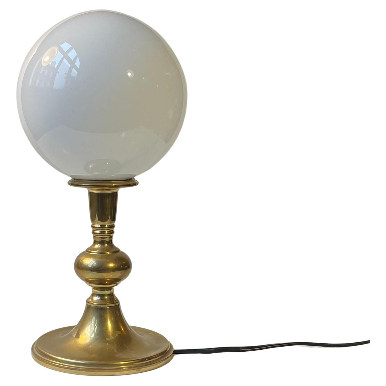 Lampe de bureau scandinave moderne en laiton avec sphère en verre opalin blanc en vente