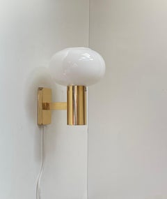 Lampada da parete in ottone in stile moderno scandinavo con paralume a forma di fungo in vetro opalino, anni '60