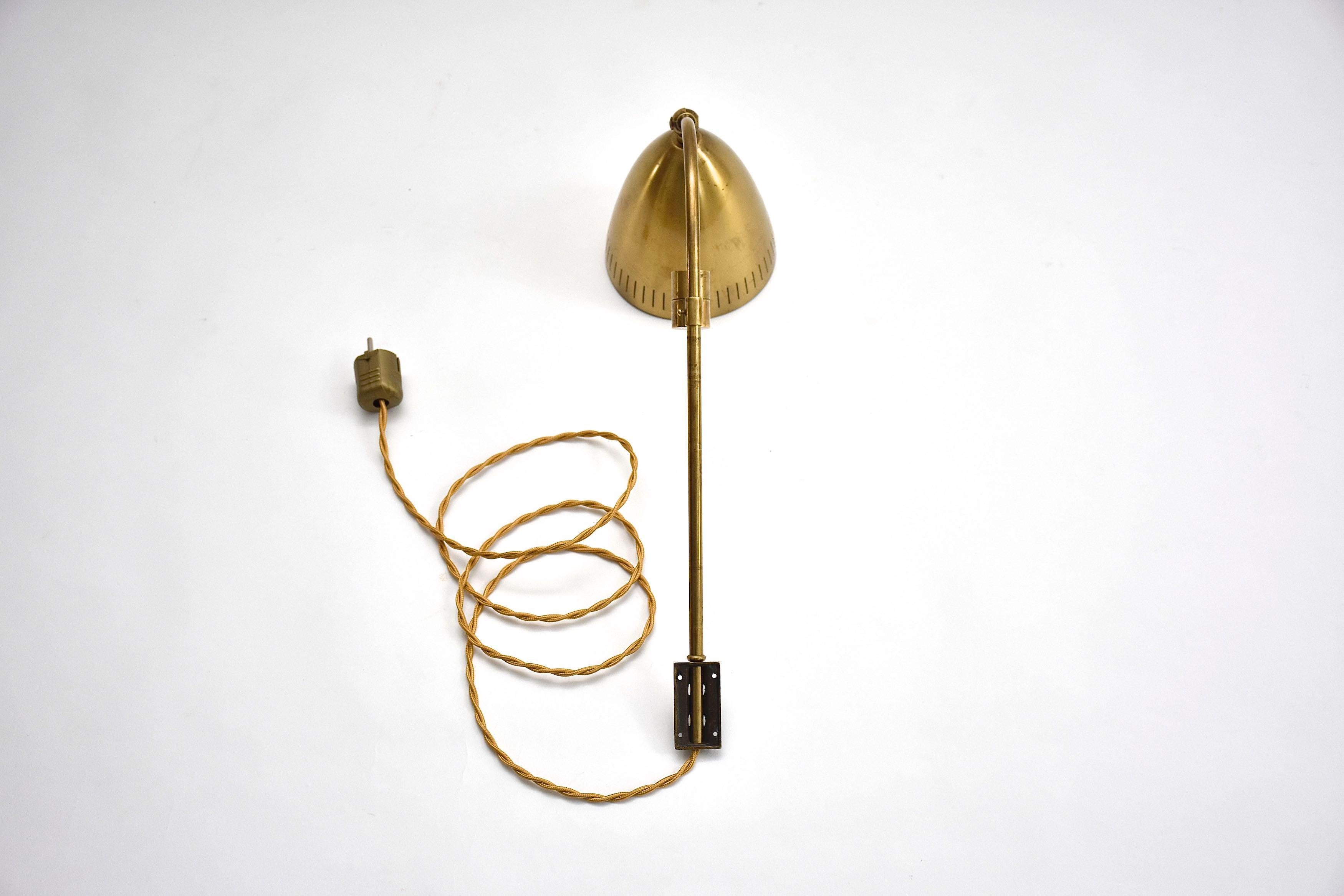 Un bonito aplique sueco con 1 luz.
Estructura de latón con pantalla perforada regulable.
Periodo- ca. 1940/1950
Lugar de origen- Suecia