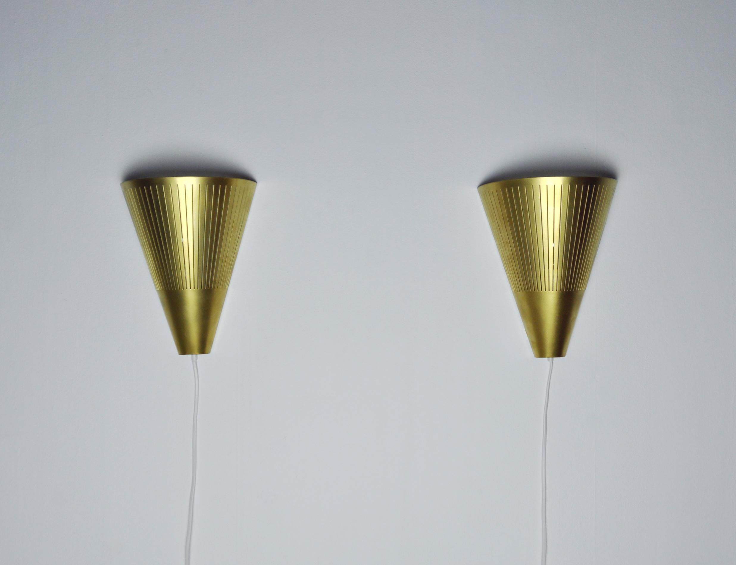 A pair of brass wall lamps produced by the Danish company Lyfa in the 1960s-1970s.
Both pieces has an original label on the inside.
Excellent condition, never used.

Light source: E14 Edison screw fitting, 40 watt.