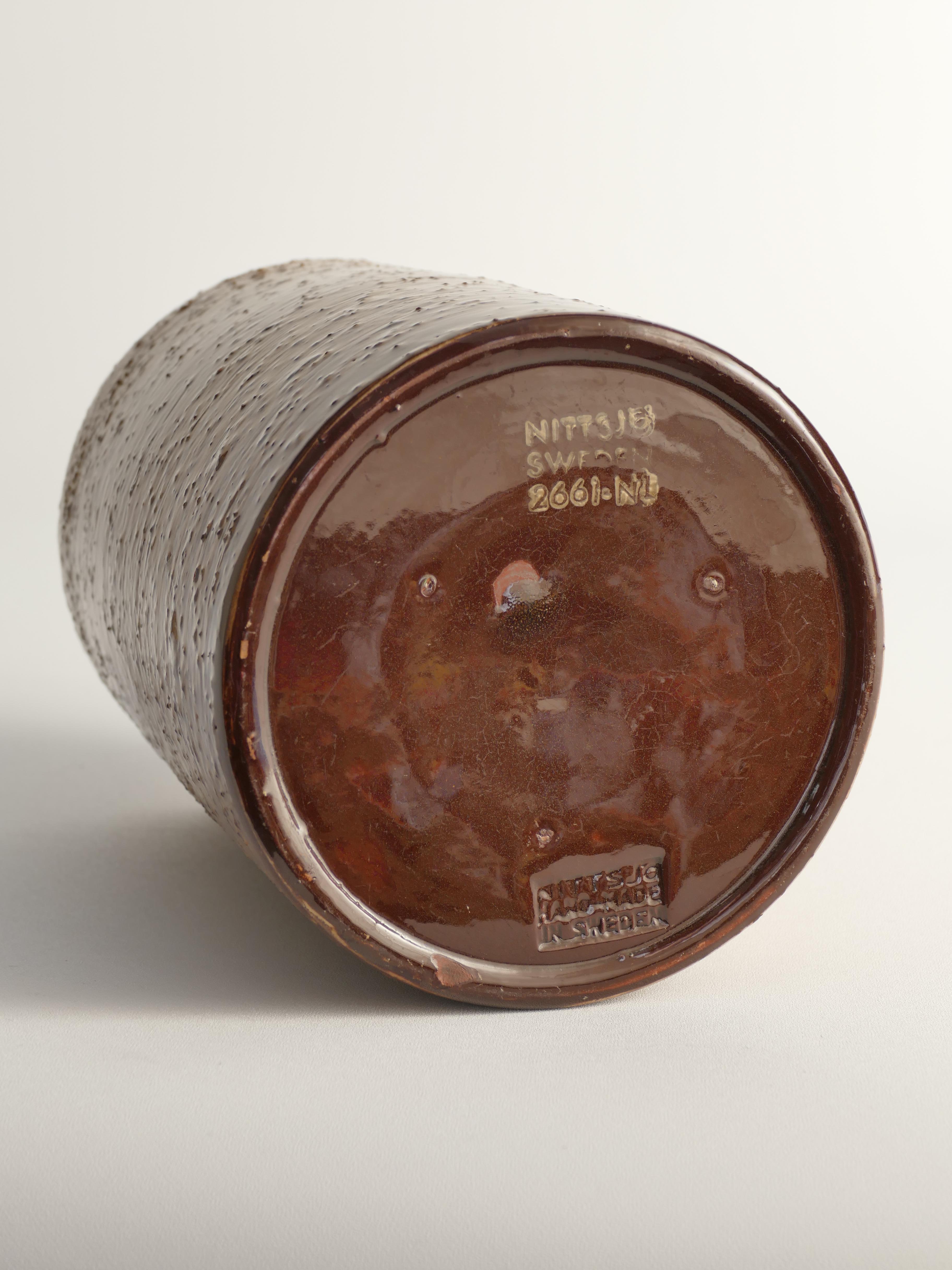 Vaso cilindrico marrone moderno scandinavo, Jerk Werkmäster, Nittsjö Svezia 1960 In condizioni buone in vendita a Grythyttan, SE