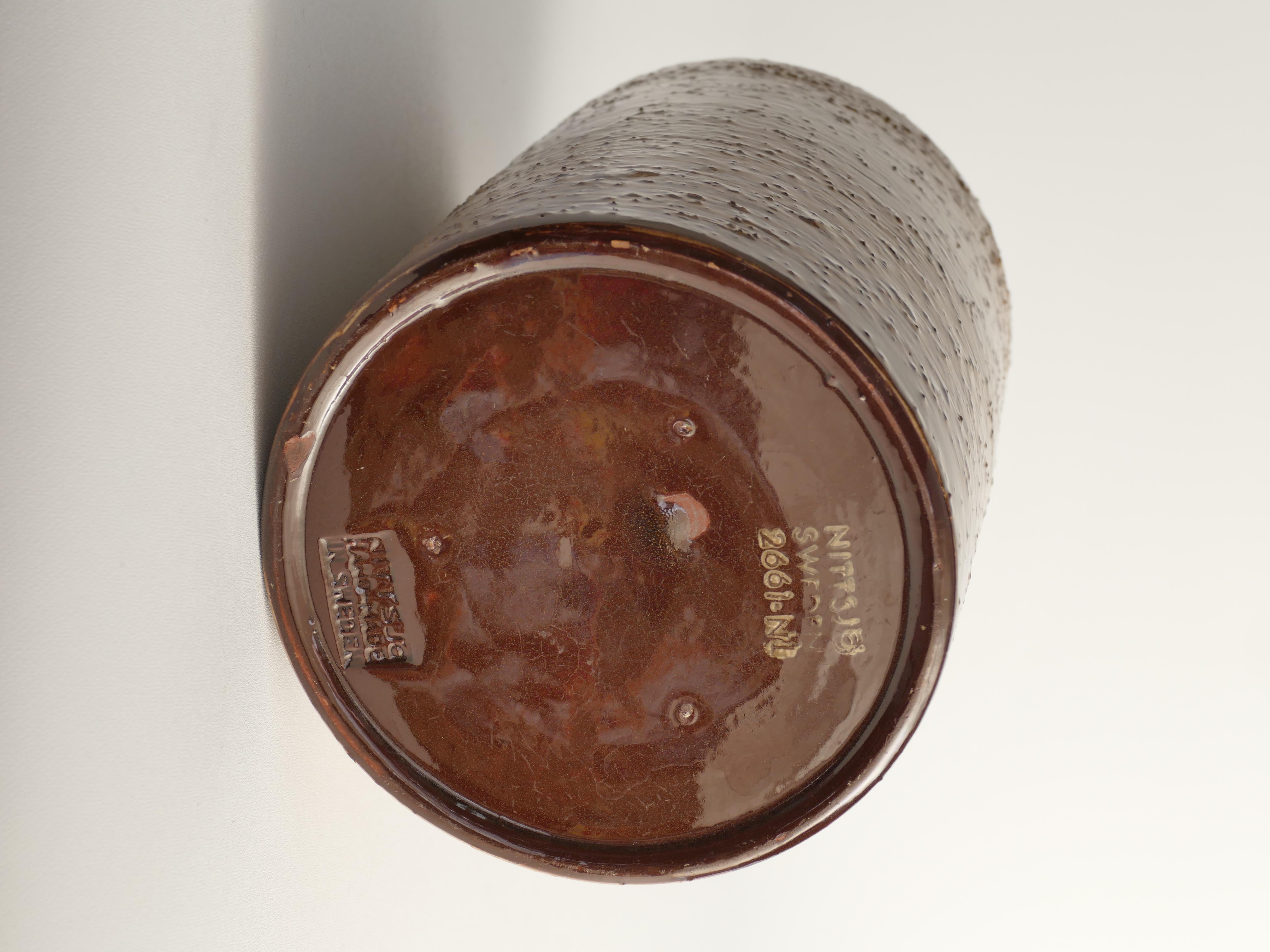 Metà XX secolo Vaso cilindrico marrone moderno scandinavo, Jerk Werkmäster, Nittsjö Svezia 1960 in vendita