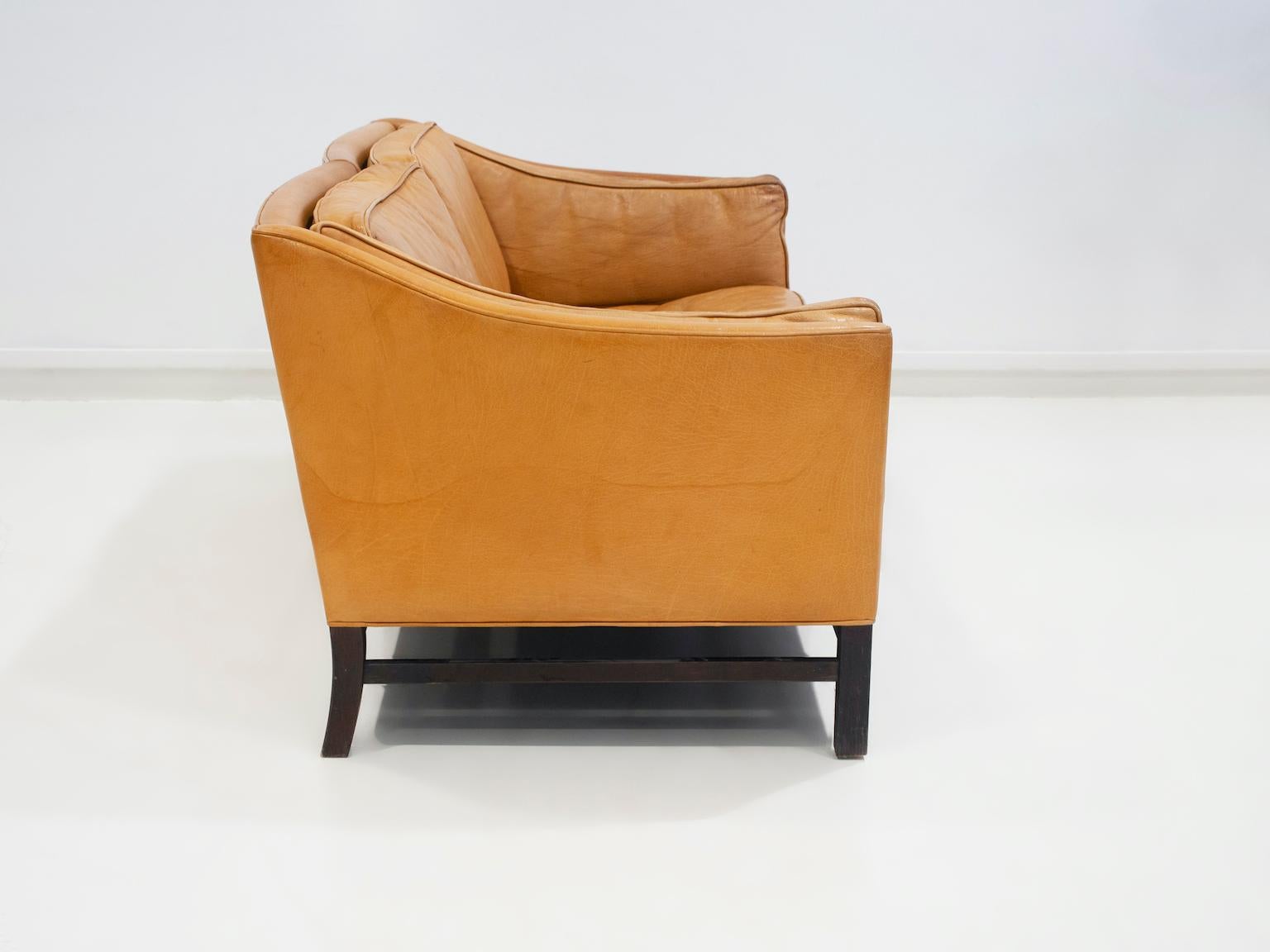 Scandinavian Modern Brown Leather Two Seat Sofa In Good Condition In Madrid, ES