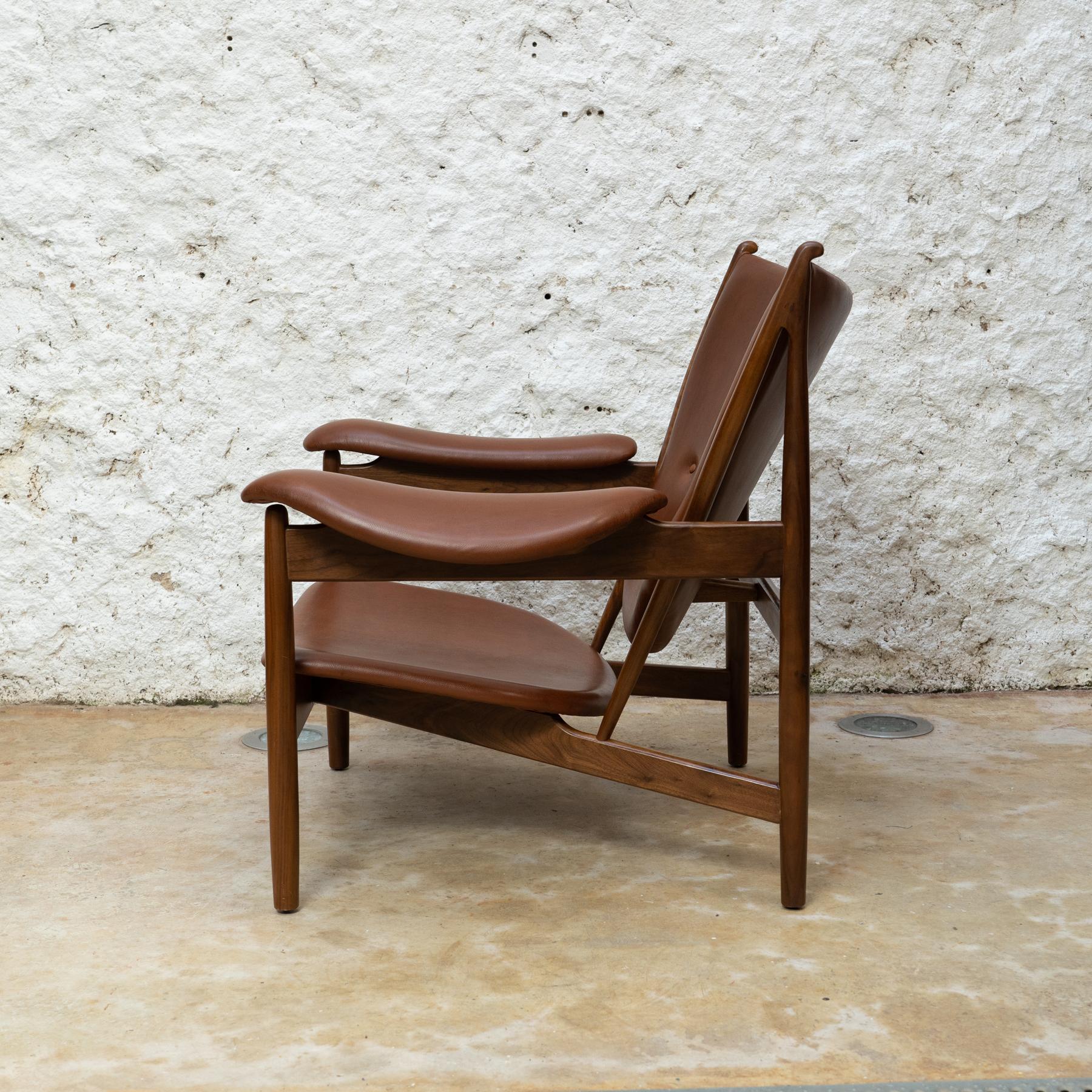 Scandinavian Modern Brown Leather Wood Armchair In Good Condition For Sale In Barcelona, ES