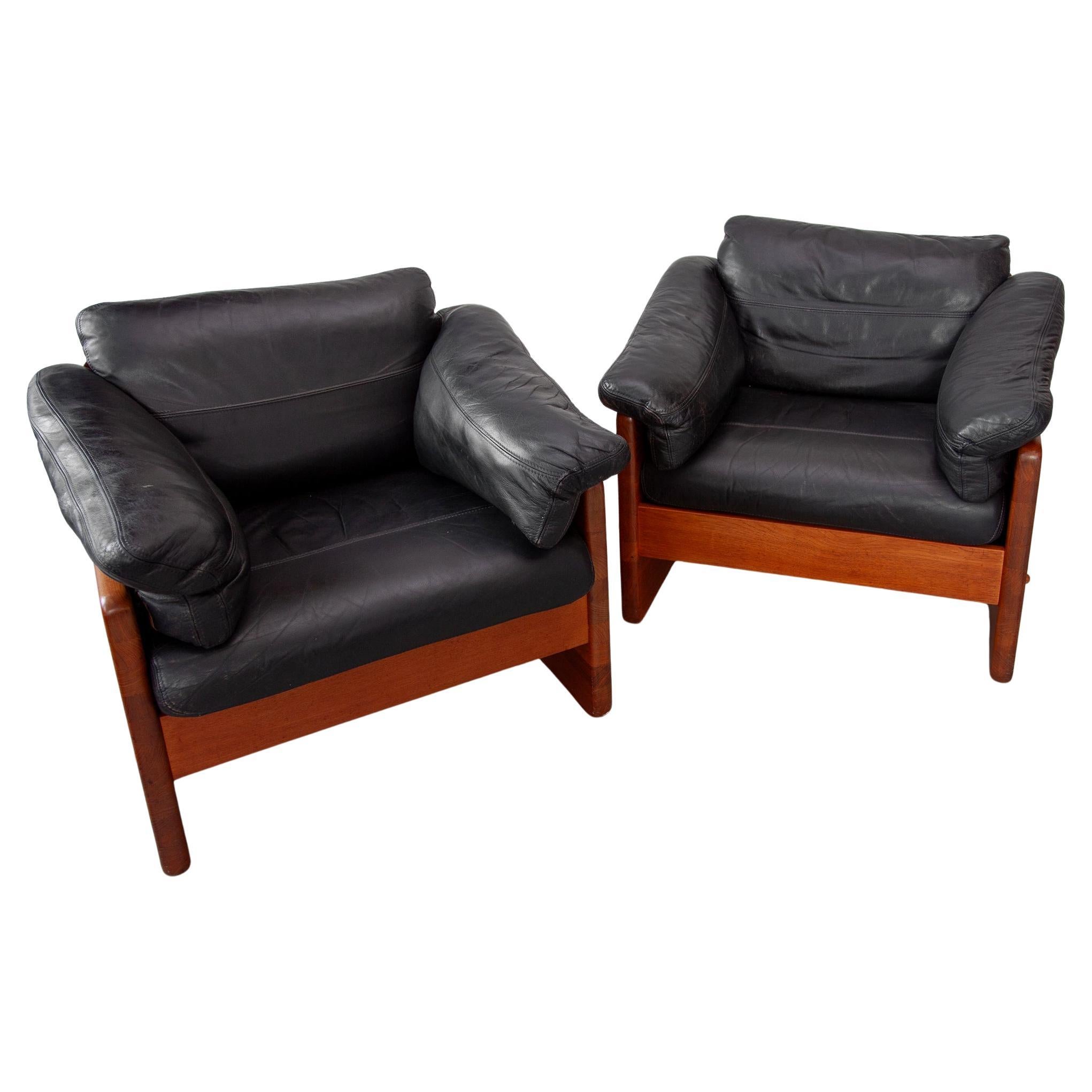 A. Mikael Laursen & Søn, très rare ensemble de 2 chaises longues en teck massif avec un beau grain et un épais cuir de buffle noir des années 1960, fabriqué au Danemark. Un canapé à trois places est également disponible dans un prochain ROOMS et