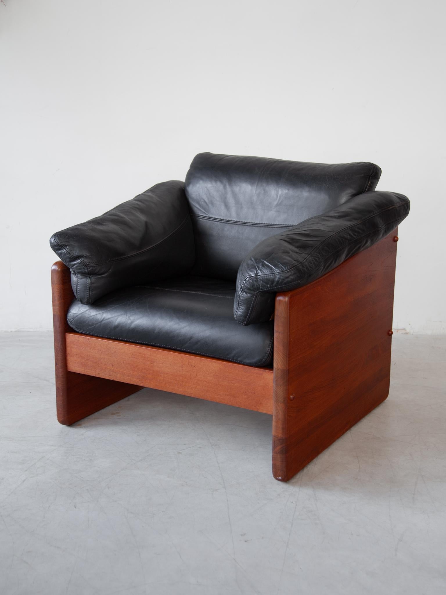 A. Mikael Laursen & Søn, Modern Brutalist Solid Teak Set of Two Lounge Chairs (Ensemble de deux chaises longues en teck massif) État moyen - En vente à Antwerp, BE
