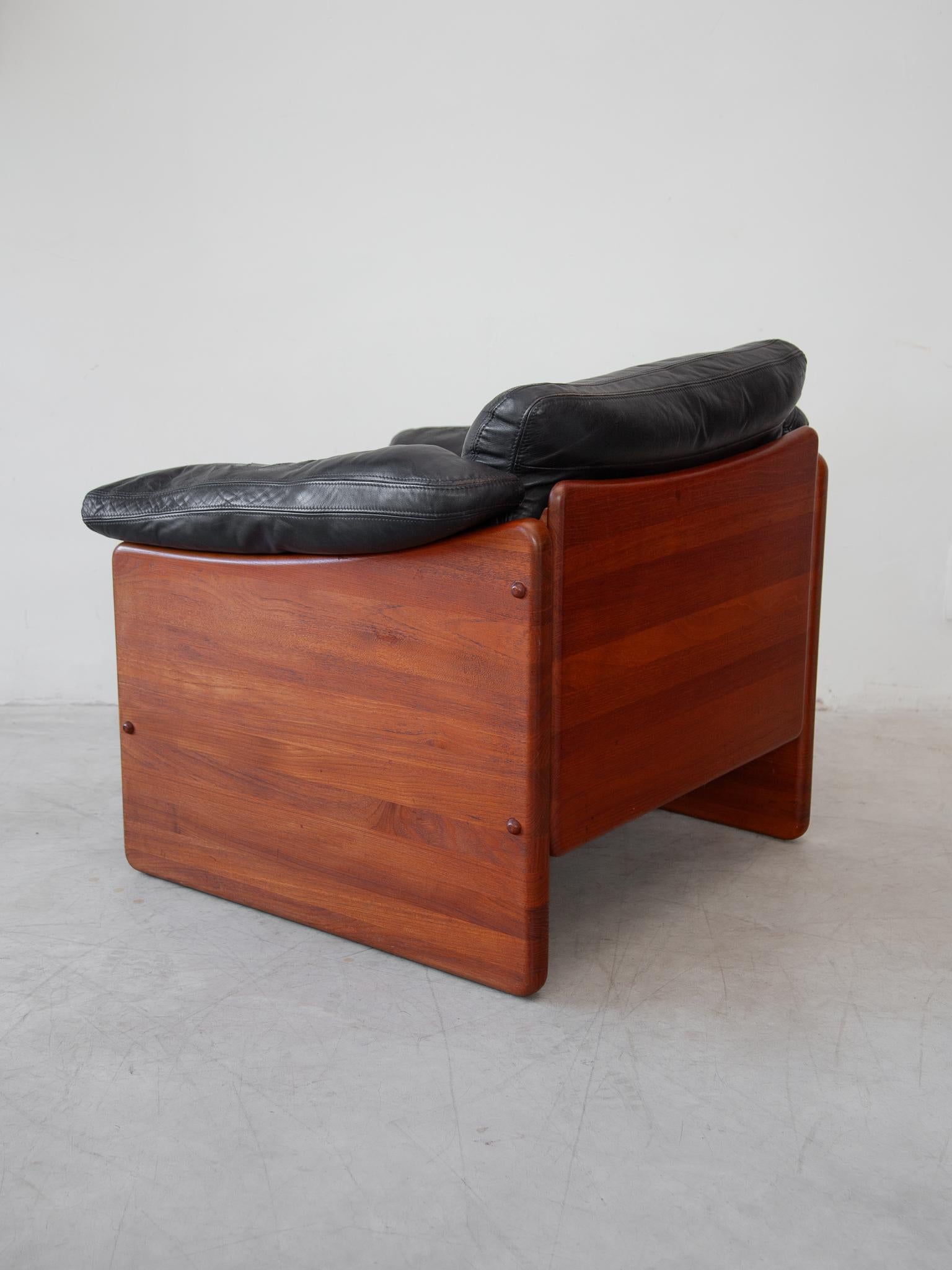 A. Mikael Laursen & Søn, Modern Brutalist Solid Teak Set of Two Lounge Chairs (Ensemble de deux chaises longues en teck massif) en vente 1