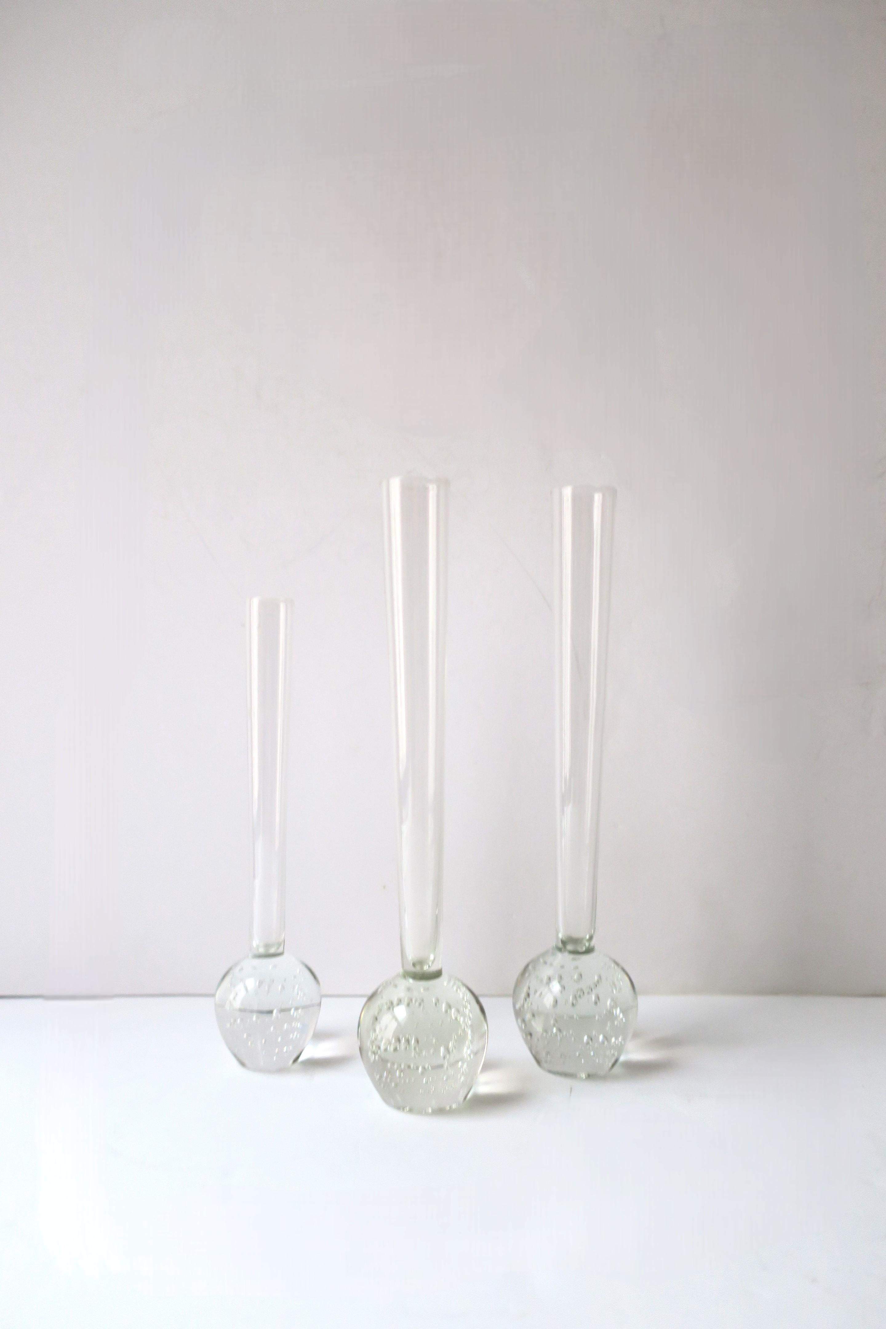 Set di tre (3) vasi a bocciolo trasparenti/chiari con base a bolla controllata, periodo Scandinavian Modern/Midcentury Modern, circa metà del XX secolo, Scandinavia. Disponi come vuoi su una mensola, un tavolino da cocktail, un tavolo da pranzo,