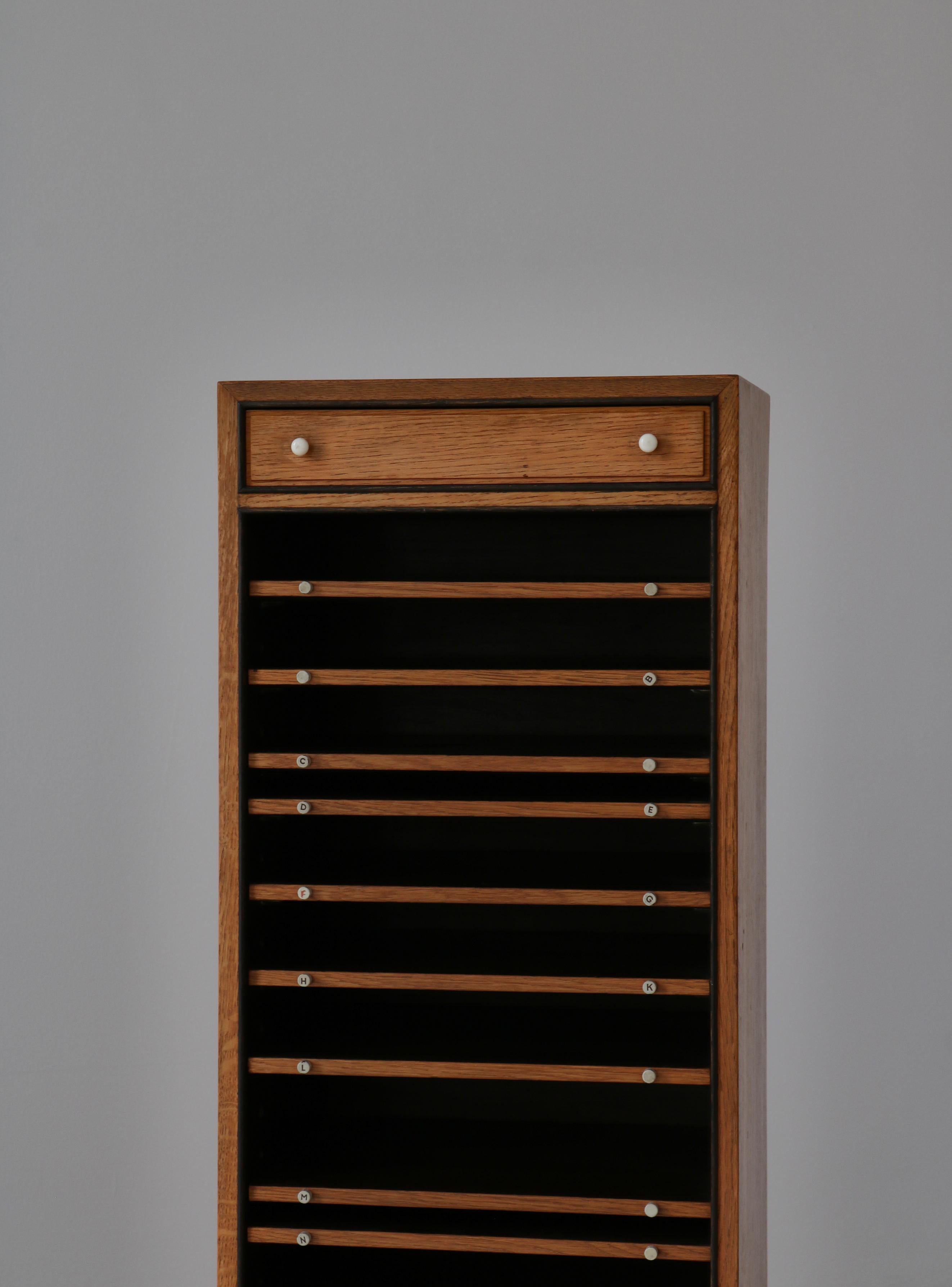 Skandinavischer moderner Schrank aus Eiche von Cabinetmaker I.P. Mørck, Dänemark, 1930er Jahre (Skandinavische Moderne) im Angebot