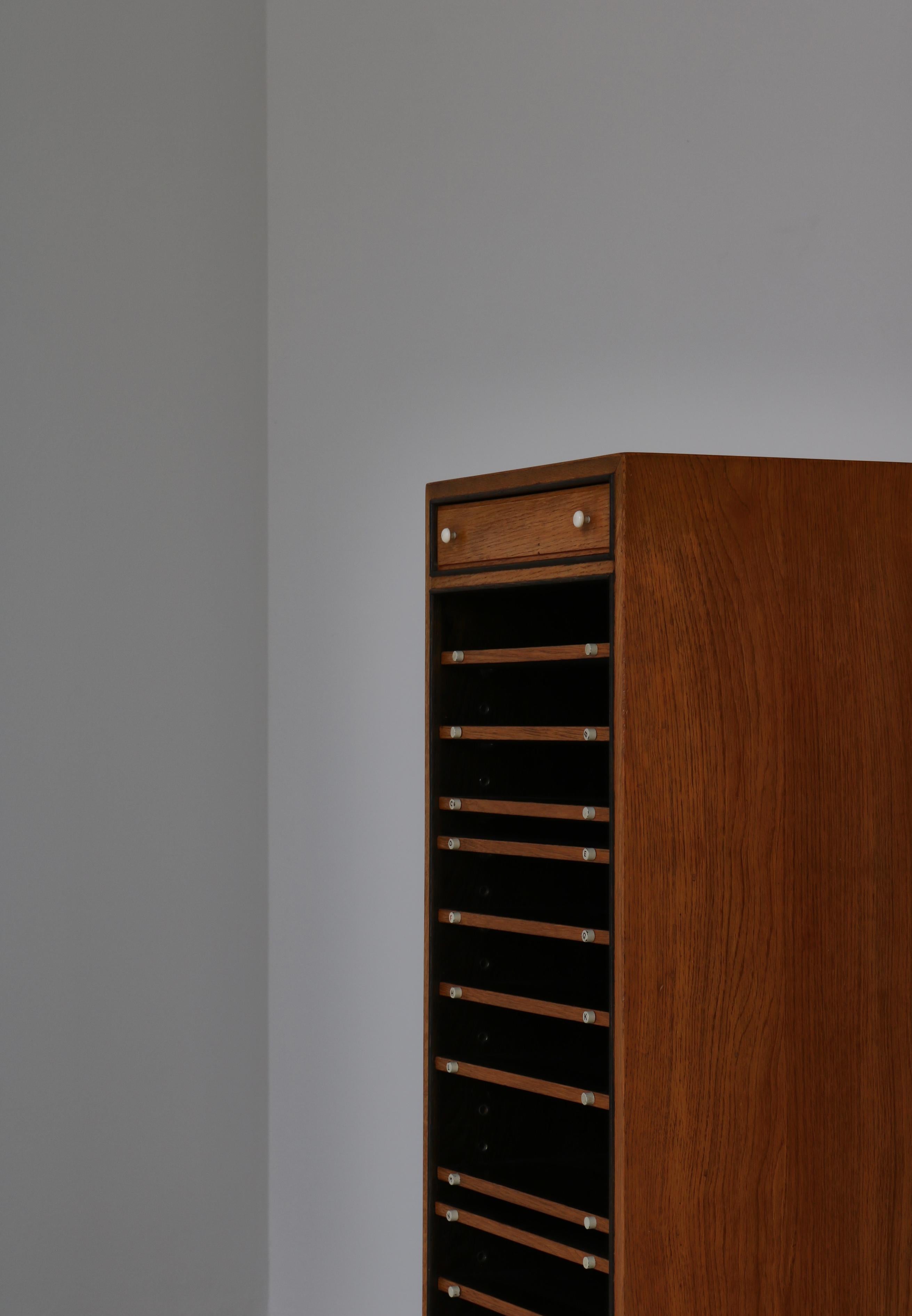 Scandinavian Modern Cabinet in Oak by Cabinetmaker I.P. Mørck, Denmark, 1930s For Sale 2