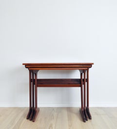 Tables gigognes scandinaves modernes en teck massif:: Danemark:: années 1960
