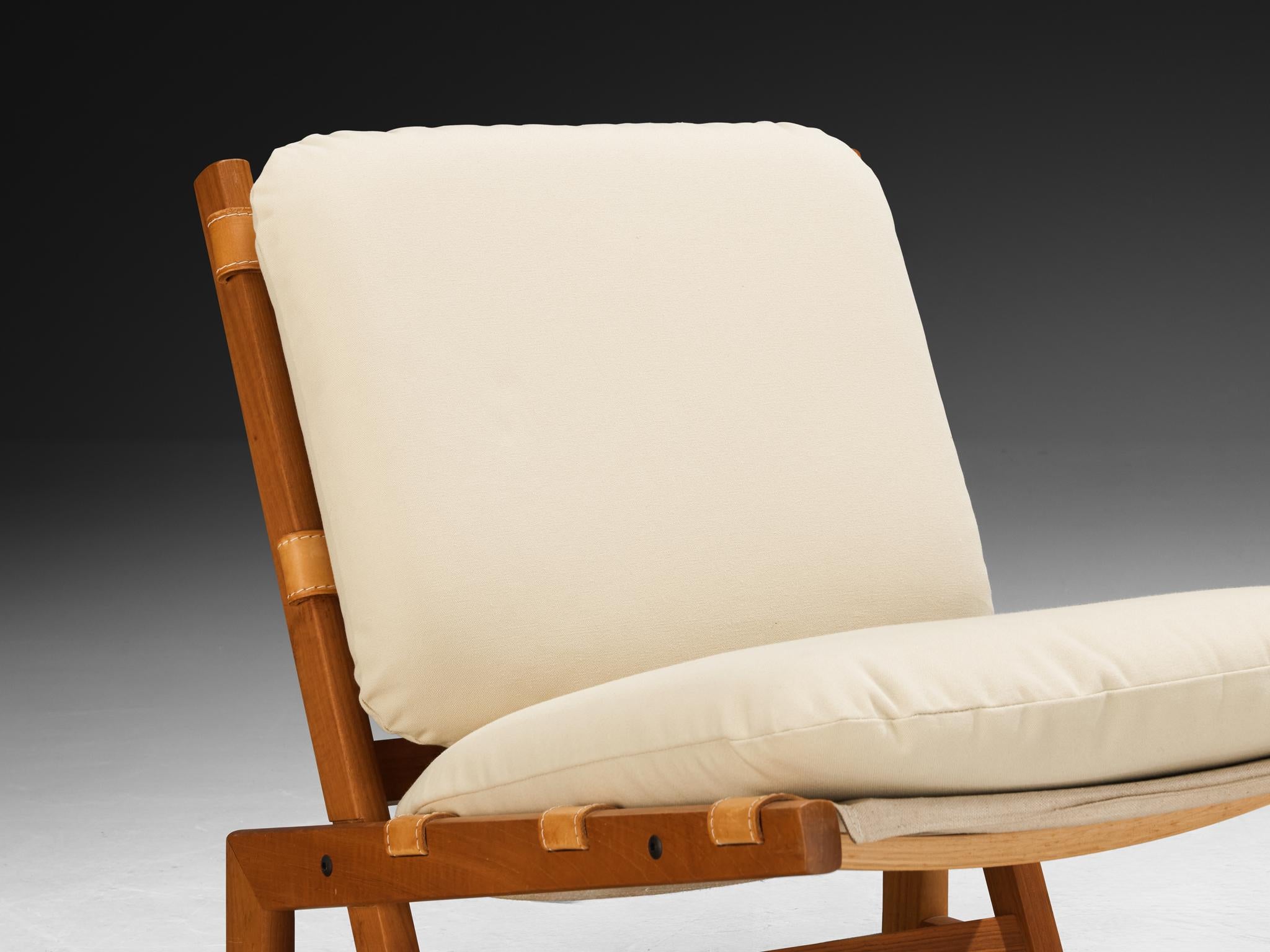 Scandinavo moderno Sedia da salotto a sbalzo The Modern Scandinavian Slipper Lounge Chair in teak e tela beige in vendita