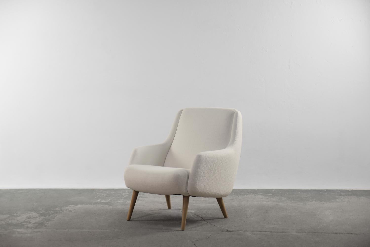 This Capri armchair from the Bohag Bra series was designed by Alf Svensson for the Swedish Dux, Ljungs Industrier manufacturer during the 1950s. The armchair was upholstered with a white Davis fabric obtained from recycled PET bottles. One running