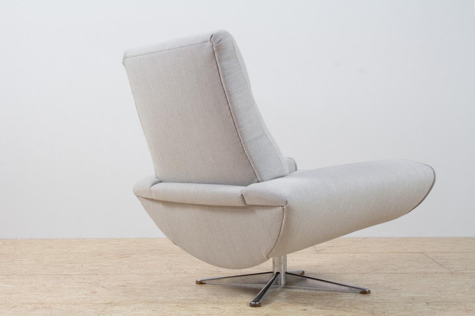Beautiful Scandinavian Modern 'Capri' swivel lounge chair with a high back designed by Johannes Andersen for Trensum (Sweden) in 1958. The item is re-upholstered in a light grey wool quality fabric, and placed on a chromed swivel frame.

The item