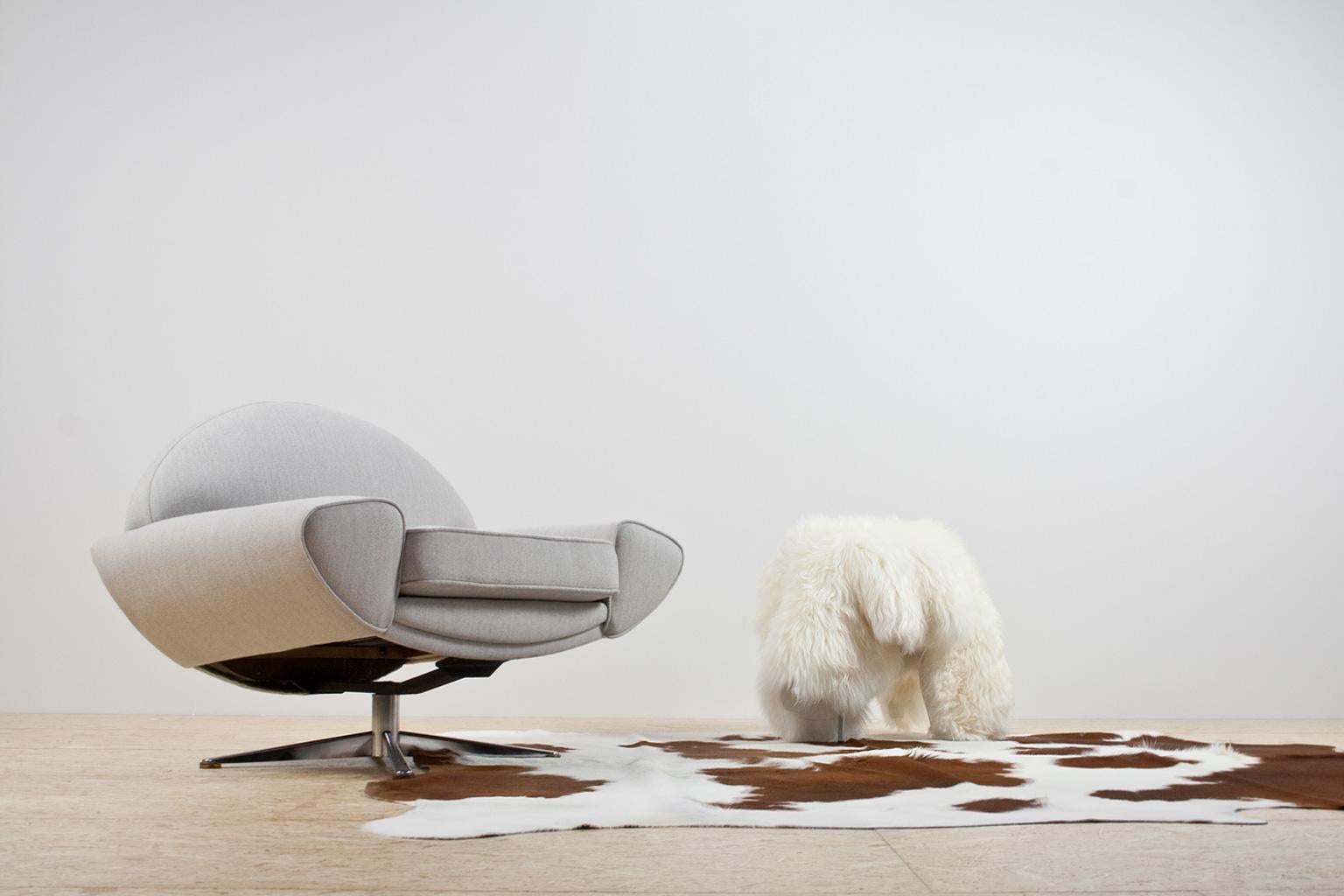 Beautiful Scandinavian Modern 'Capri' lounge, swivel chair designed by Johannes Andersen for Trensum (Sweden) in 1958. The item is re-upholstered in a light grey wool quality fabric, and placed on a chromed swivel frame.

Johannes Andersen (Danish,