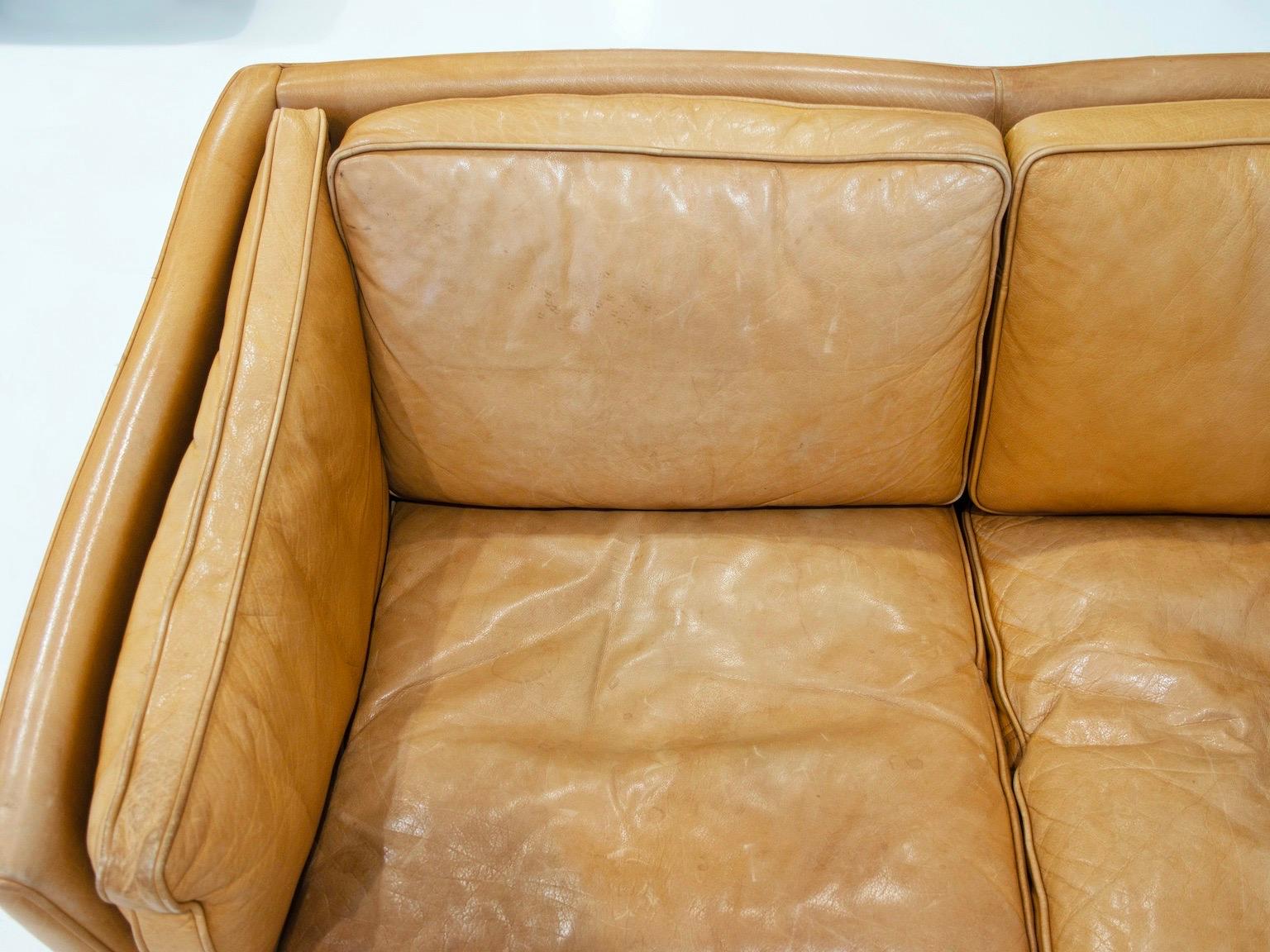 Scandinavian Modern Caramel Brown Leather Two Seat Sofa In Good Condition For Sale In Madrid, ES