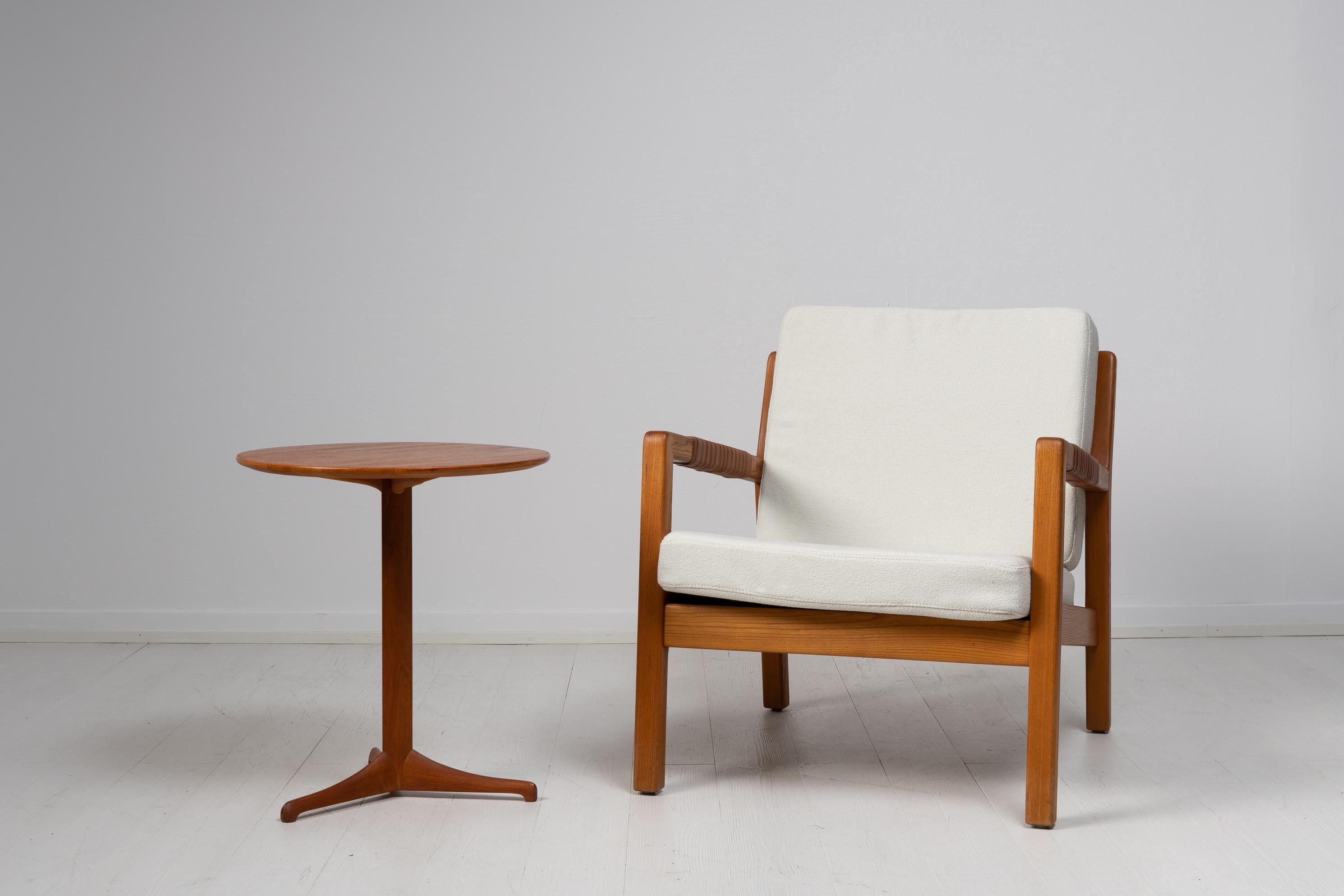 Fauteuil Trienna de Carl-Gustaf Hjort af AFS. Le modèle s'appelle Trienna et a été fabriqué par Hiort Calle, Puunveisto Oy Träsnideri AB au milieu du 20e siècle. La chaise a un cadre en chêne avec des bandes de cuir tressé dans le dossier et autour
