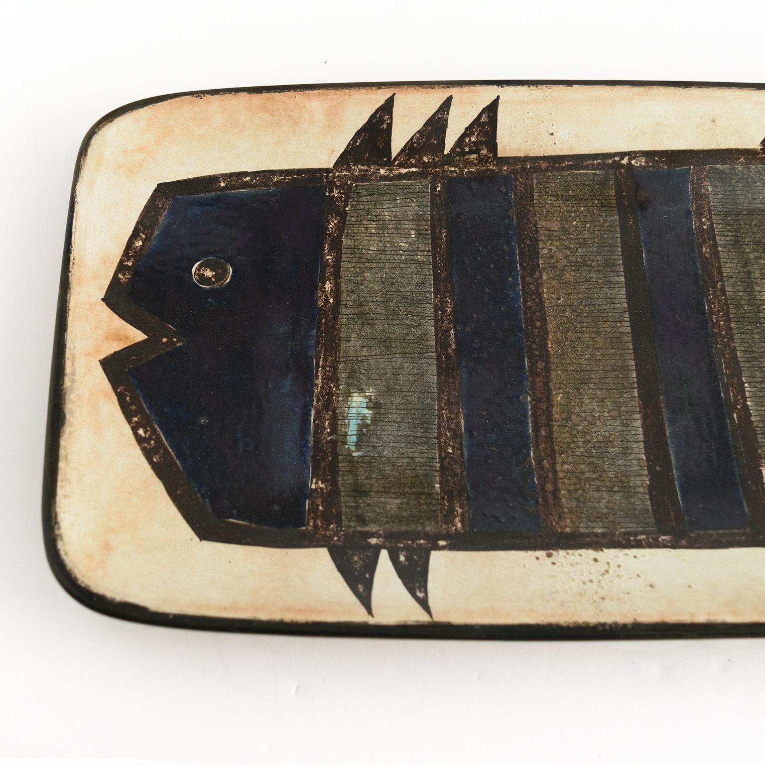 Scandinavian Modern ceramic serving plate with hand decorated striped fish. This dish is from a limited collaboration of Carl Harry Stålhane and Aune Laukkanen for Rörstrand ca. 1950’s. 

Measures: Length: 18“ width: 10“ height: 2“.