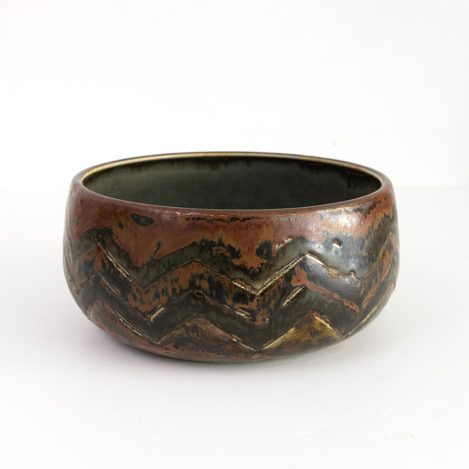 Scandinavian Modern, Carl-Harry Stalhane, hand thrown and glazed unique ceramic bowl with “chevron” pattern design. Signed on bottom, “Atelje CHS Sweden” circa 1960.

Measures: Diameter: 9”, height: 4”.