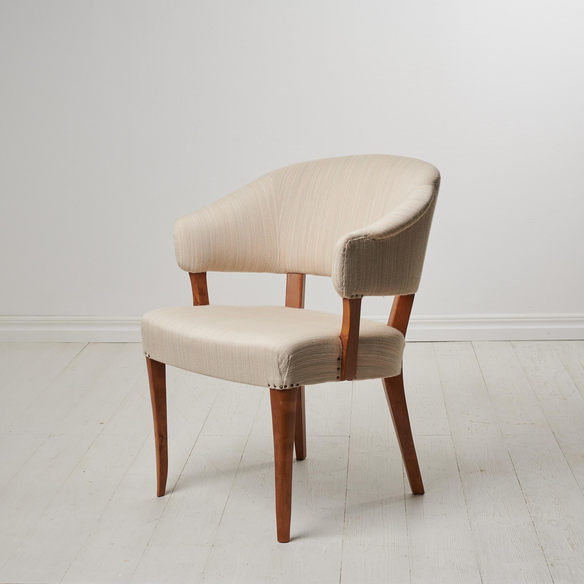 Scandinavian modern “Lata Greven” chair designed by Carl Malmsten during the Mid-20th Century, around 1953. Produced by O.H Sjögren. The name translates to the “lazy count” and is a classy but comfortable chair fit for nobility. The frame is solid