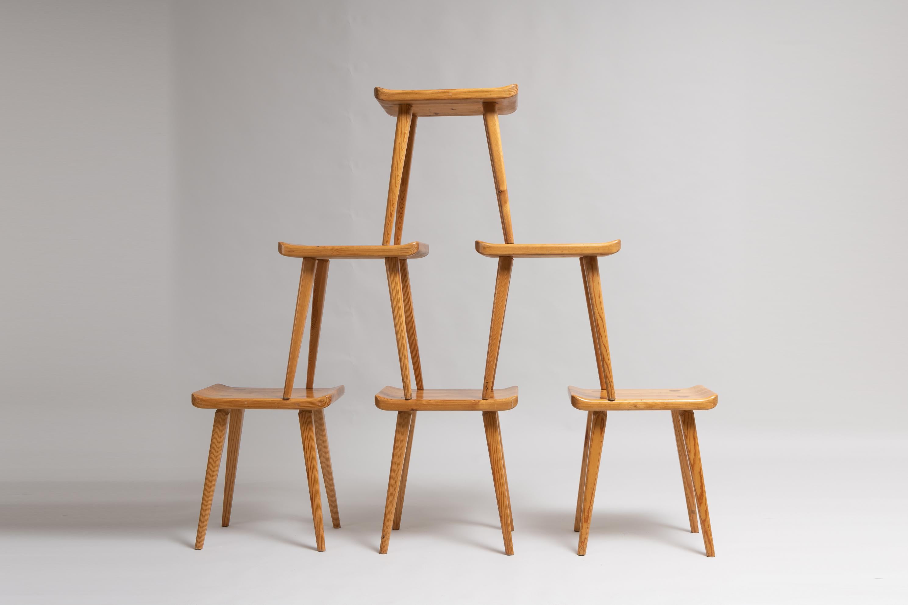 Visingsö stools by Carl Malmsten for Svensk Fur made in solid pine. The stools are minimalistic design with a clean shape and elegantly curved edges. Designed by Carl Malmsten in 1953 these are branded Svensk Fur underneath the seat. Good vintage