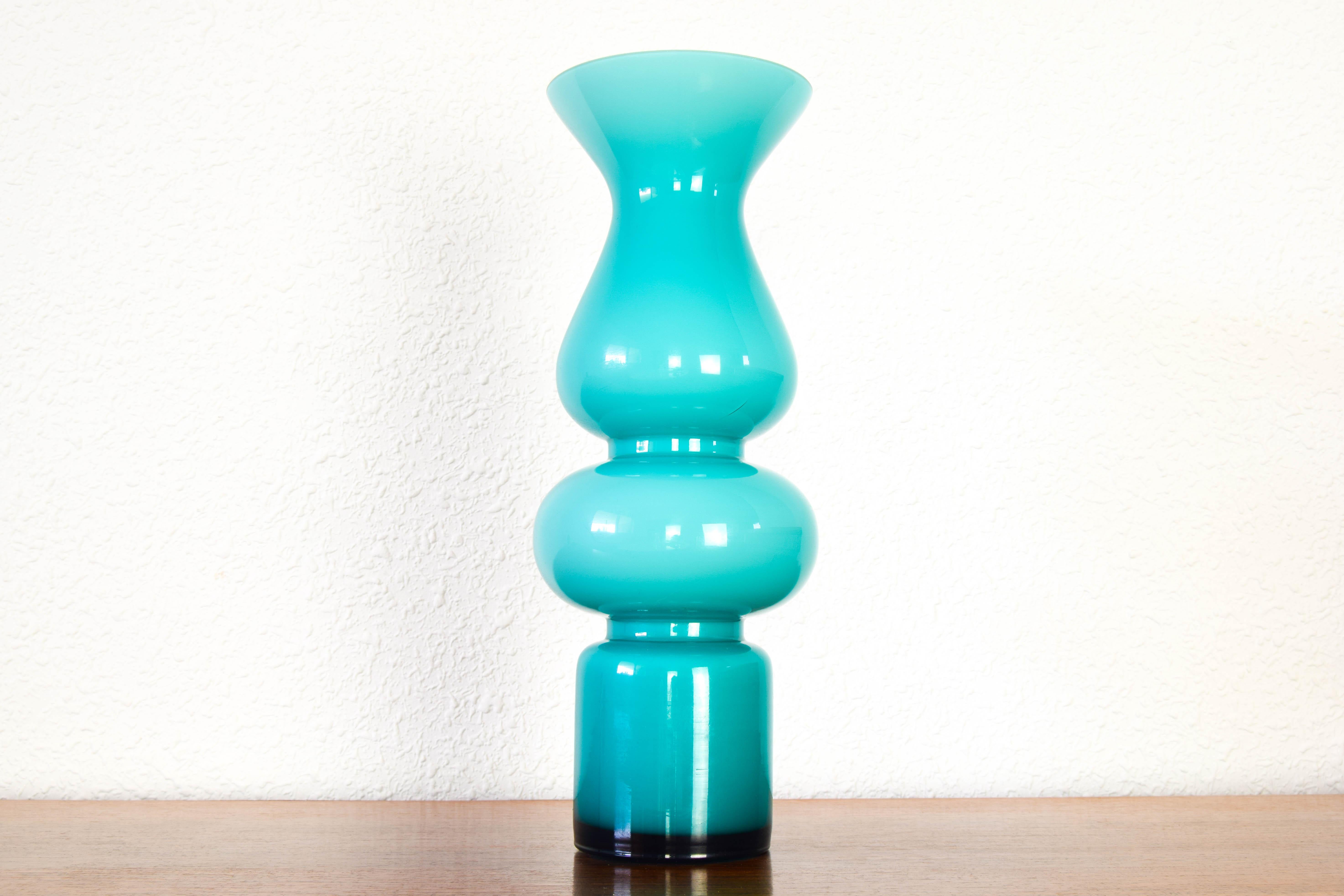 Turquoise glass on the outside and opaline white on the inside from the Carnaby series designed by Per Lütken and produced by the Danish company Holmegaard in 1968.
Per designed 15 vases for the series. They came with a geometric shape, pop-era