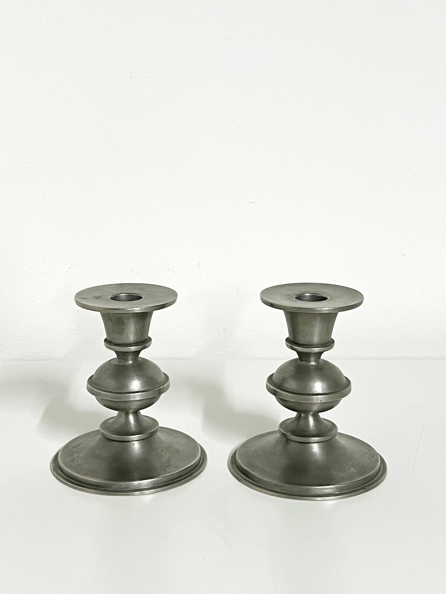 Scandinave moderne Porte-bougies scandinaves modernes en étain coulé, Edvin Ollers -1975 en vente