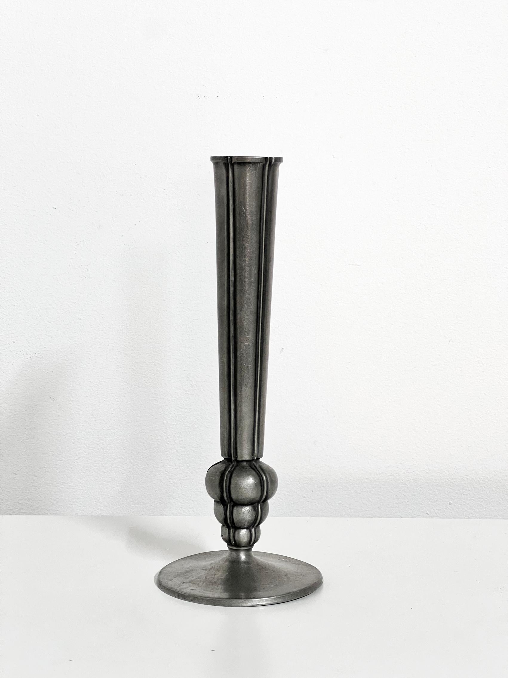 Vaso in peltro fuso The Modern Scandinavian, Edvin Ollers -1944.
Firmato con marchio del produttore. 
Buone condizioni vintage, usura e patina coerenti con l'età e l'uso. 
Graffi, segni. 