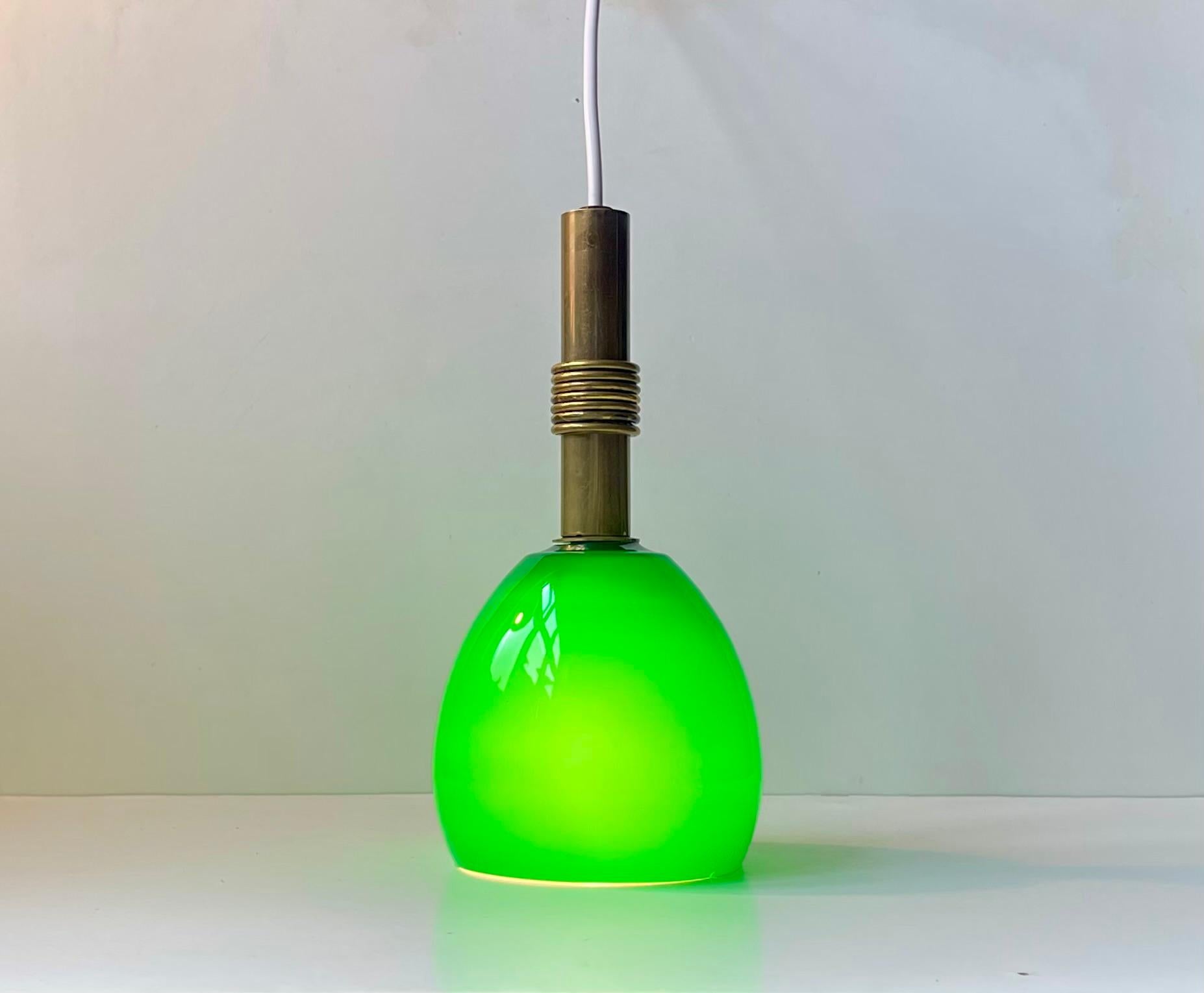 Art Déco Lampada da soffitto moderna scandinava in vetro verde incamiciato e ottone in vendita