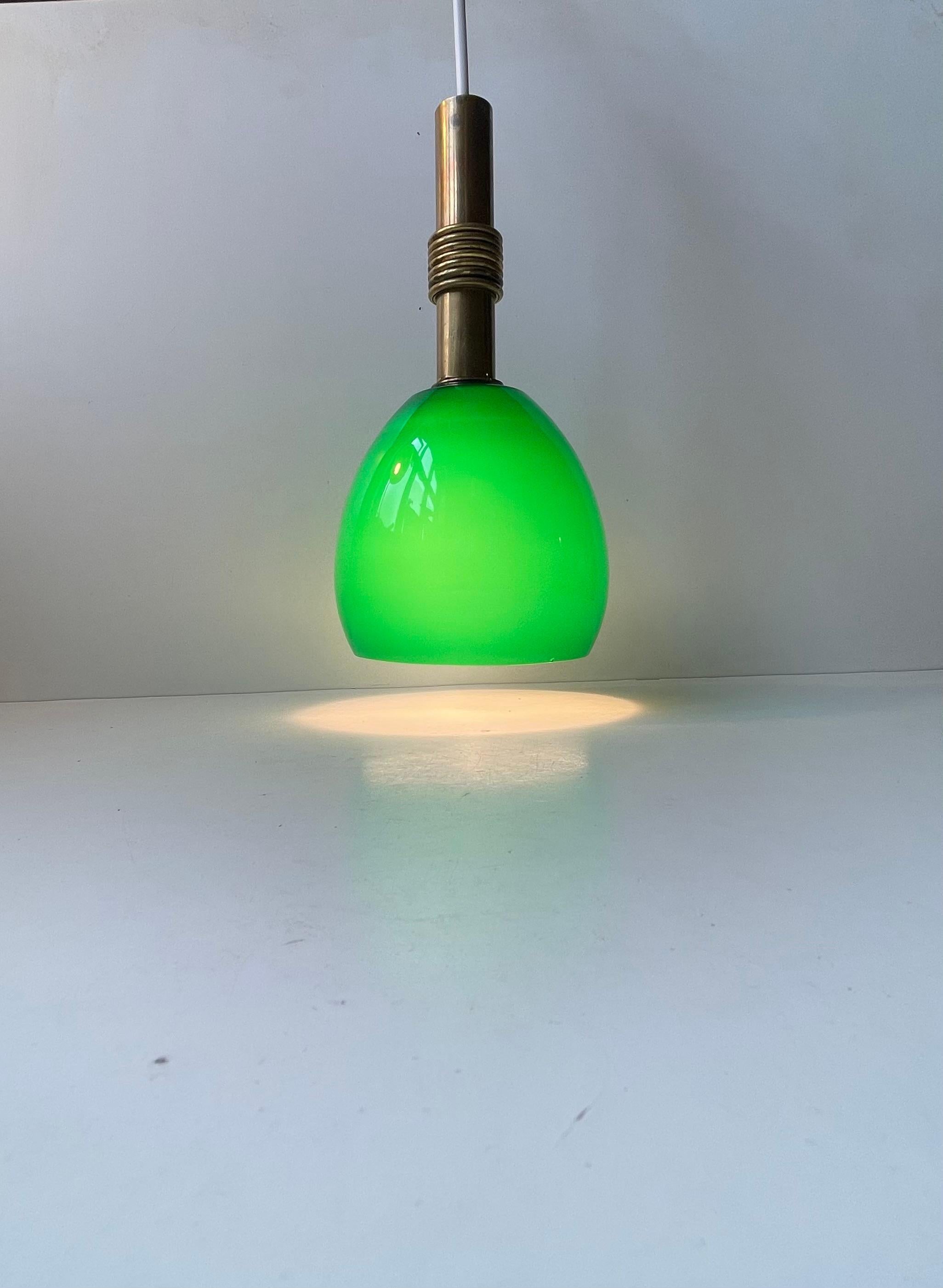 Scandinavo Lampada da soffitto moderna scandinava in vetro verde incamiciato e ottone in vendita