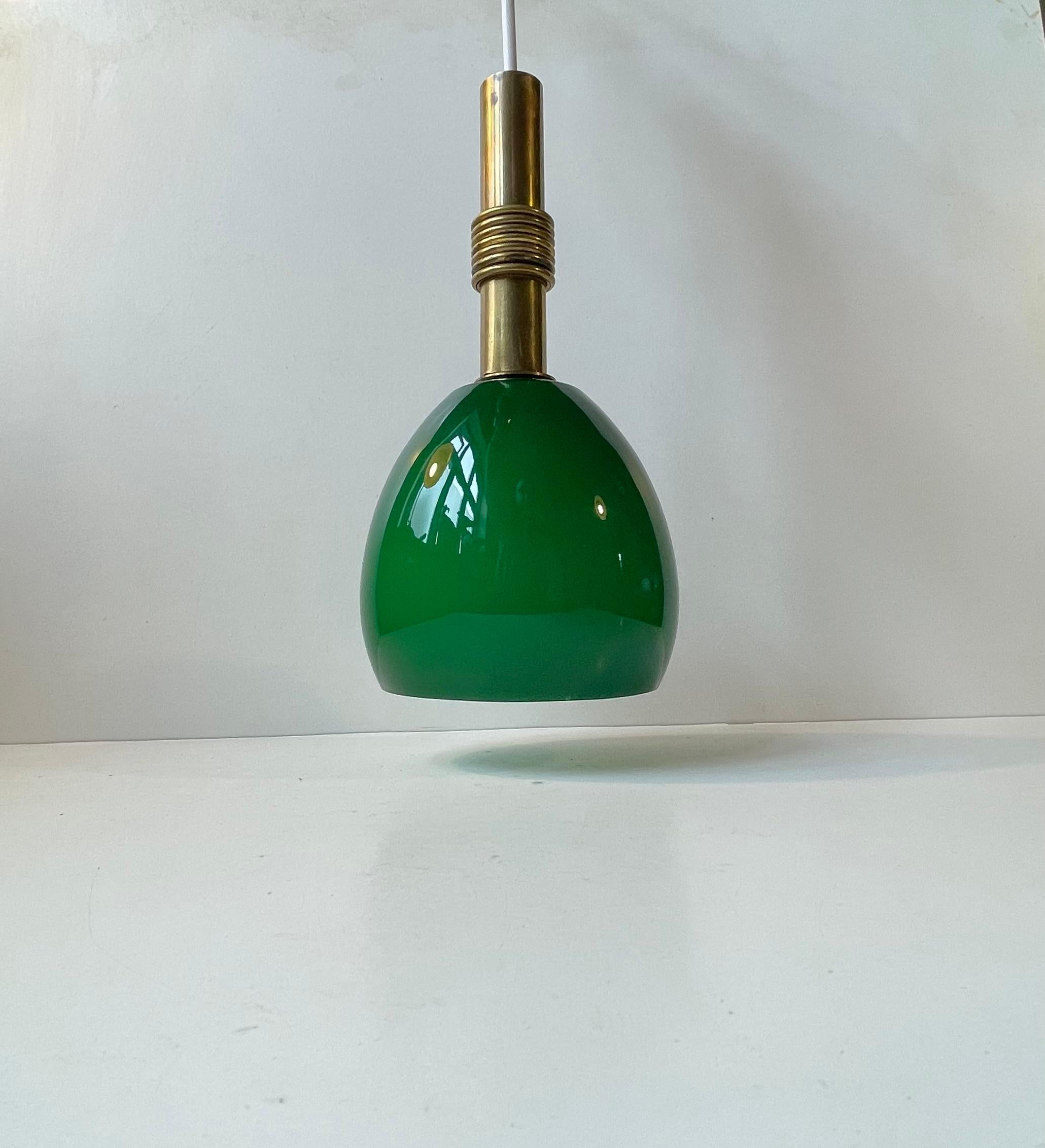 Lampada da soffitto moderna scandinava in vetro verde incamiciato e ottone In condizioni buone in vendita a Esbjerg, DK