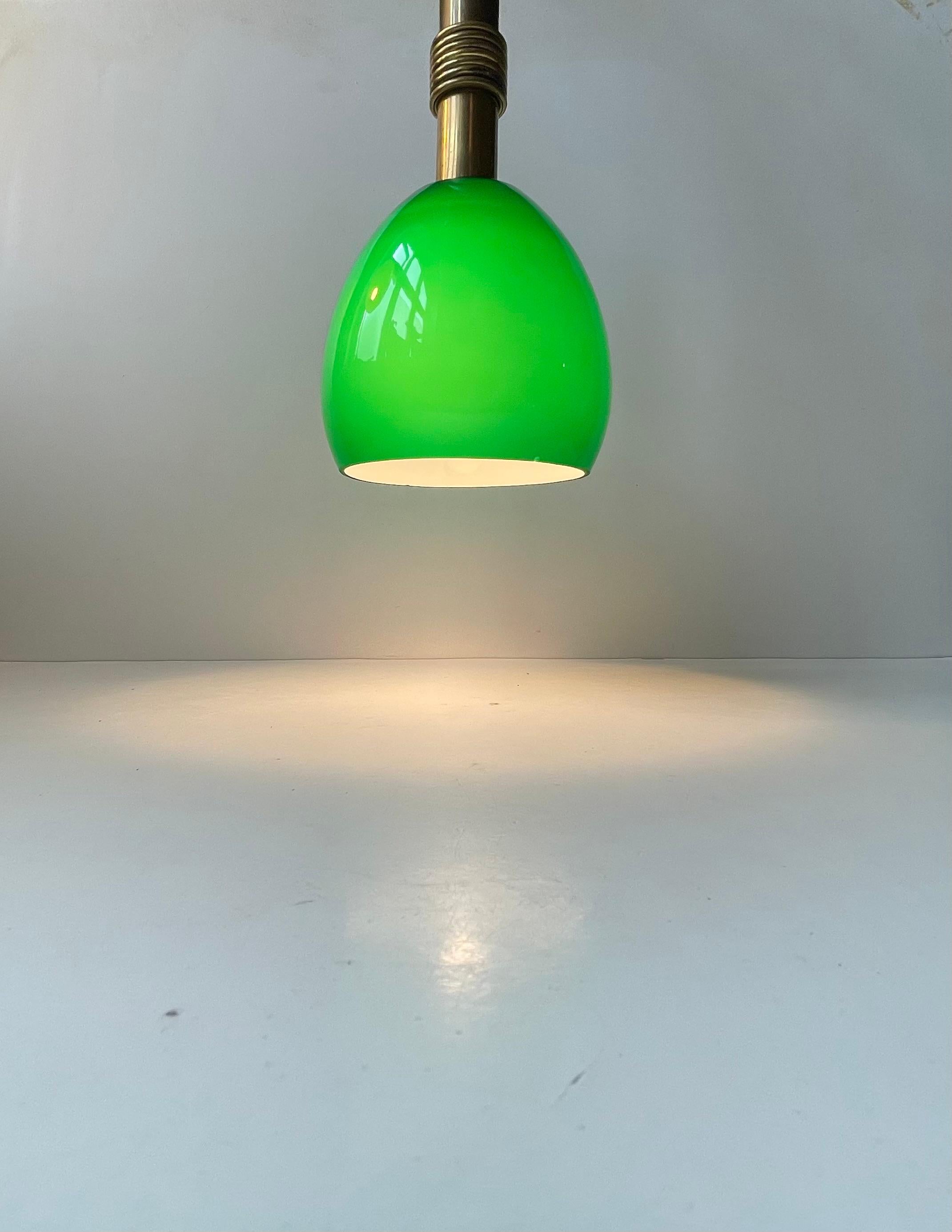 XX secolo Lampada da soffitto moderna scandinava in vetro verde incamiciato e ottone in vendita