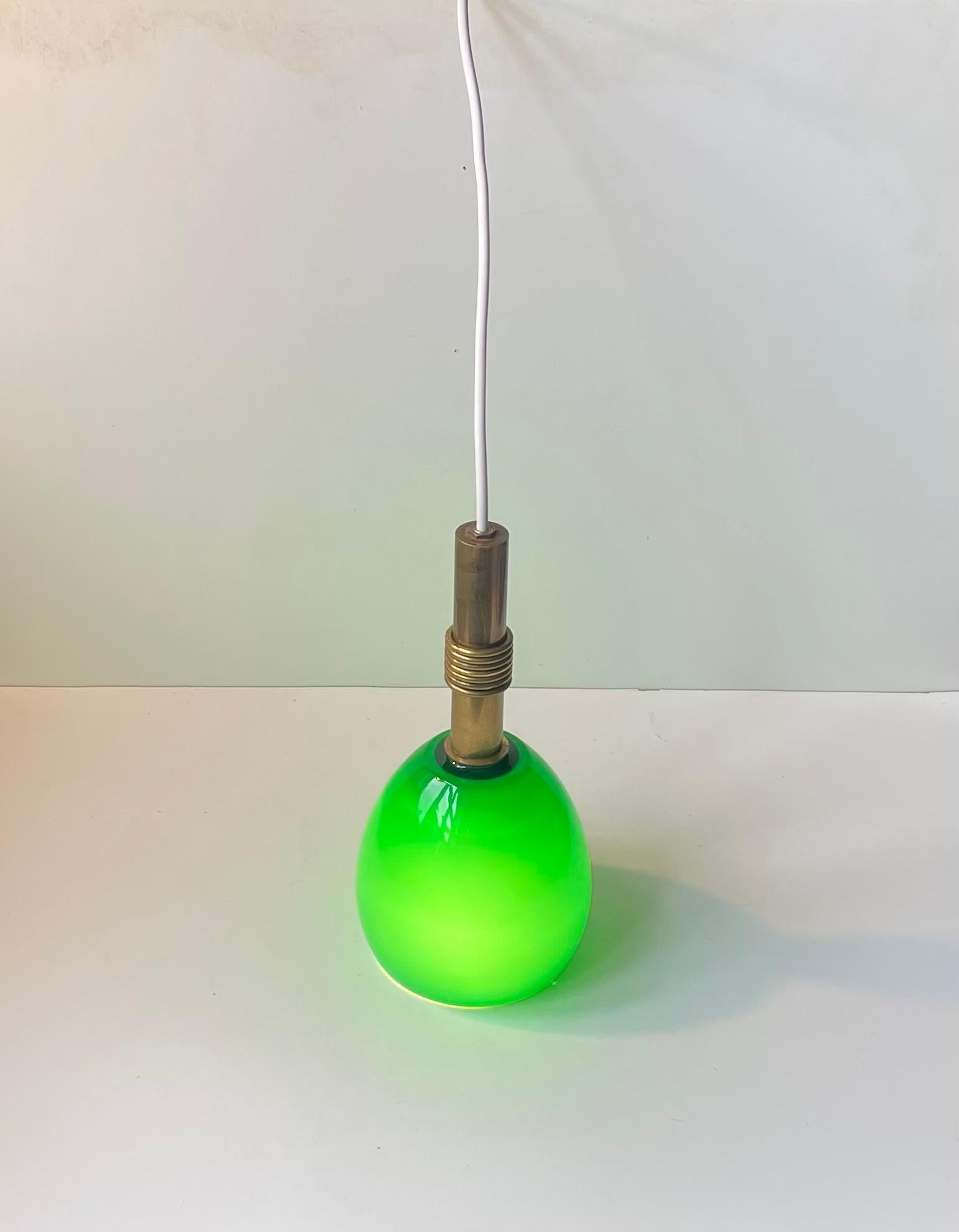Ottone Lampada da soffitto moderna scandinava in vetro verde incamiciato e ottone in vendita