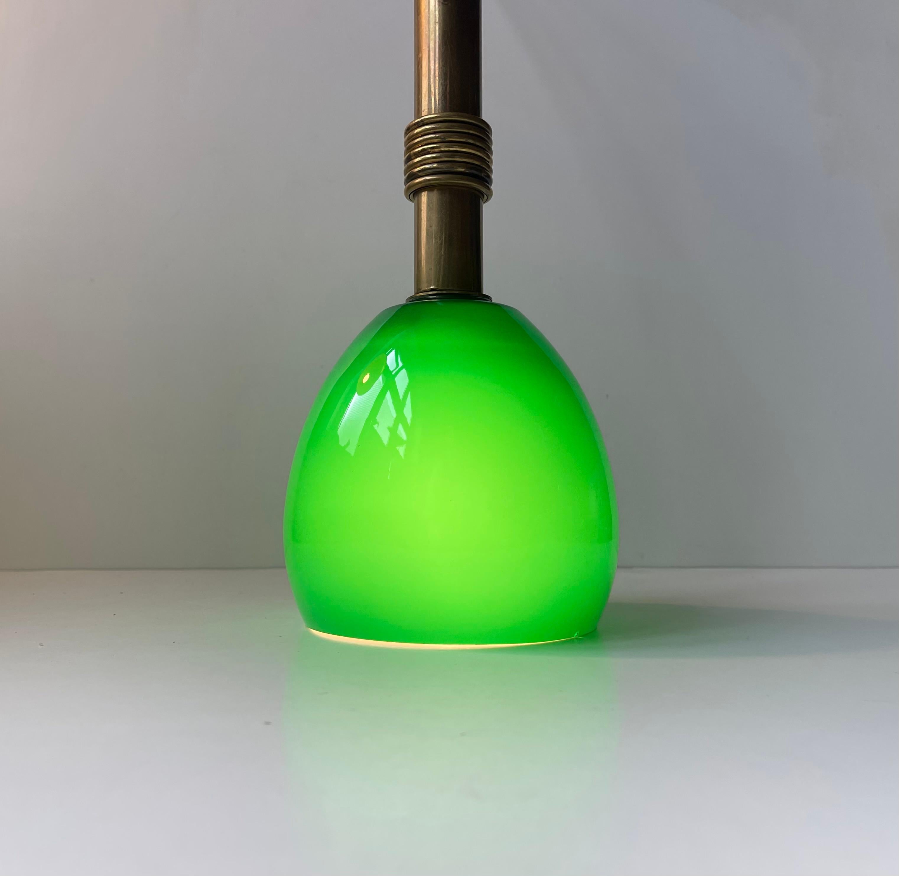 Lampada da soffitto moderna scandinava in vetro verde incamiciato e ottone in vendita 1