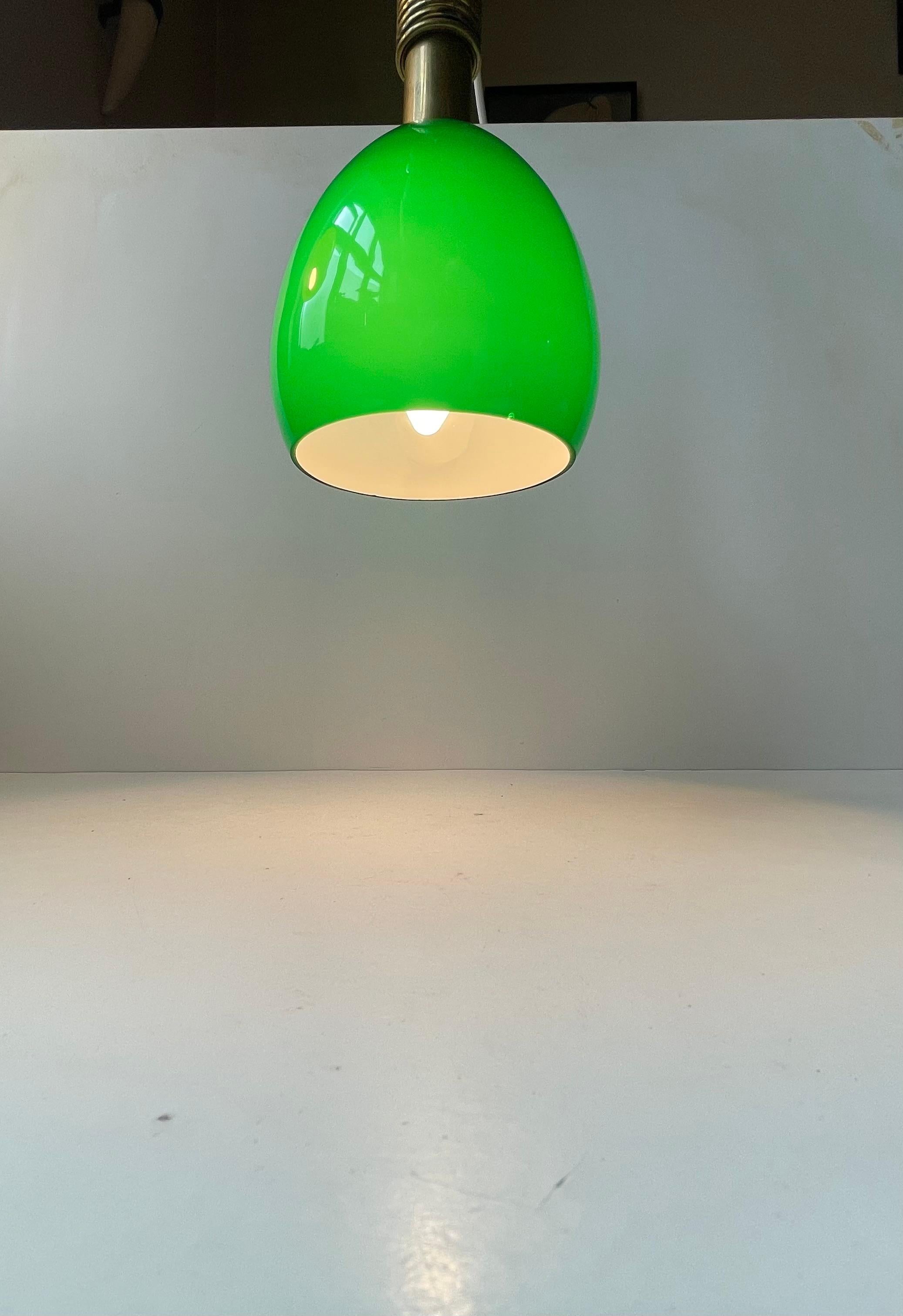 Lampada da soffitto moderna scandinava in vetro verde incamiciato e ottone in vendita 2
