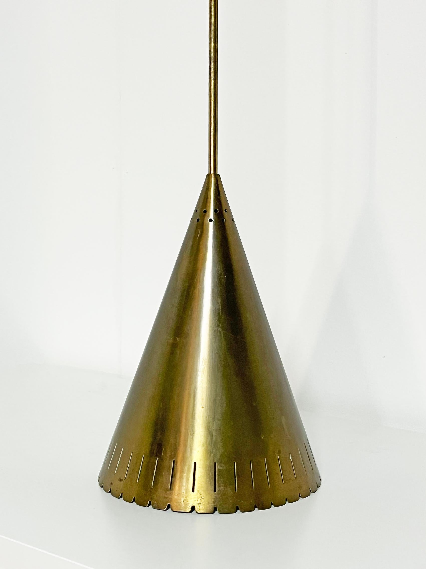Rare Scandinavian Modern ceiling light in brass, model 11773, attributed to Harald Notini, Böhlmarks Lampfabrik 1940’s.
Good vintage condition, wear and patina consistent with age and use.
Brass patina and scratches, small dents. Wear and blemishes