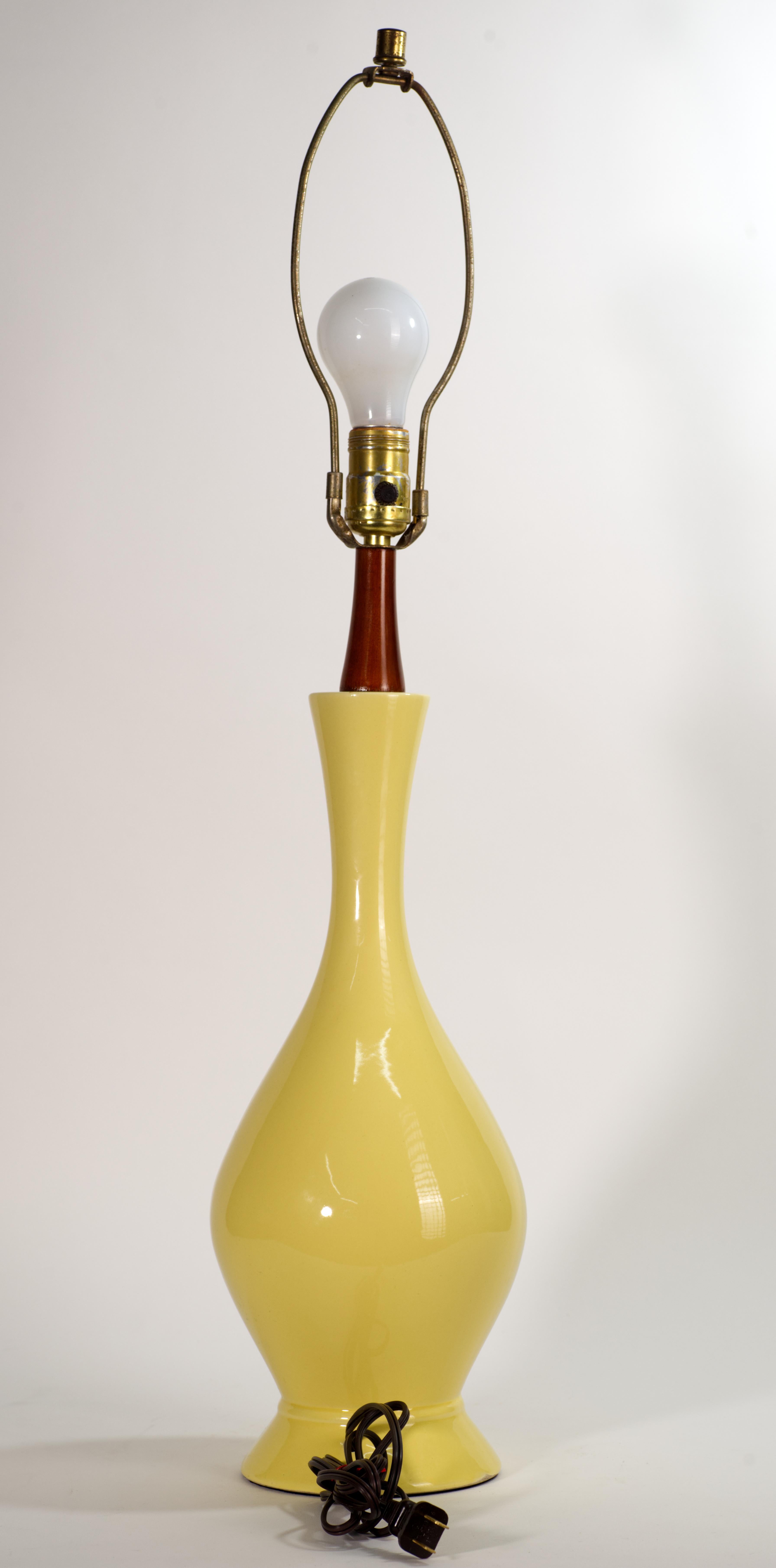 Scandinave moderne Lampe de table jaune scandinave moderne en céramique et bois en vente