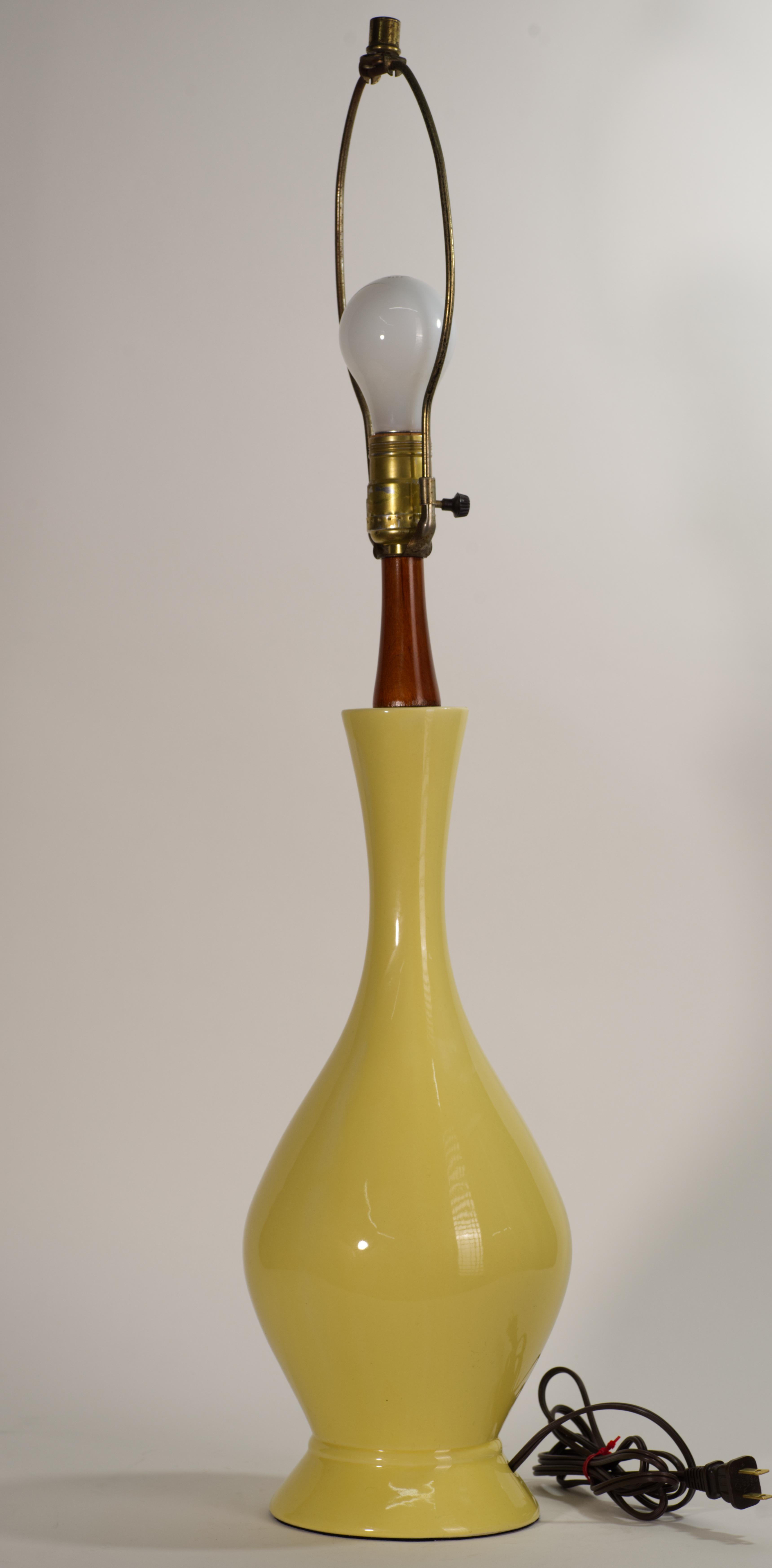Vernissé Lampe de table jaune scandinave moderne en céramique et bois en vente