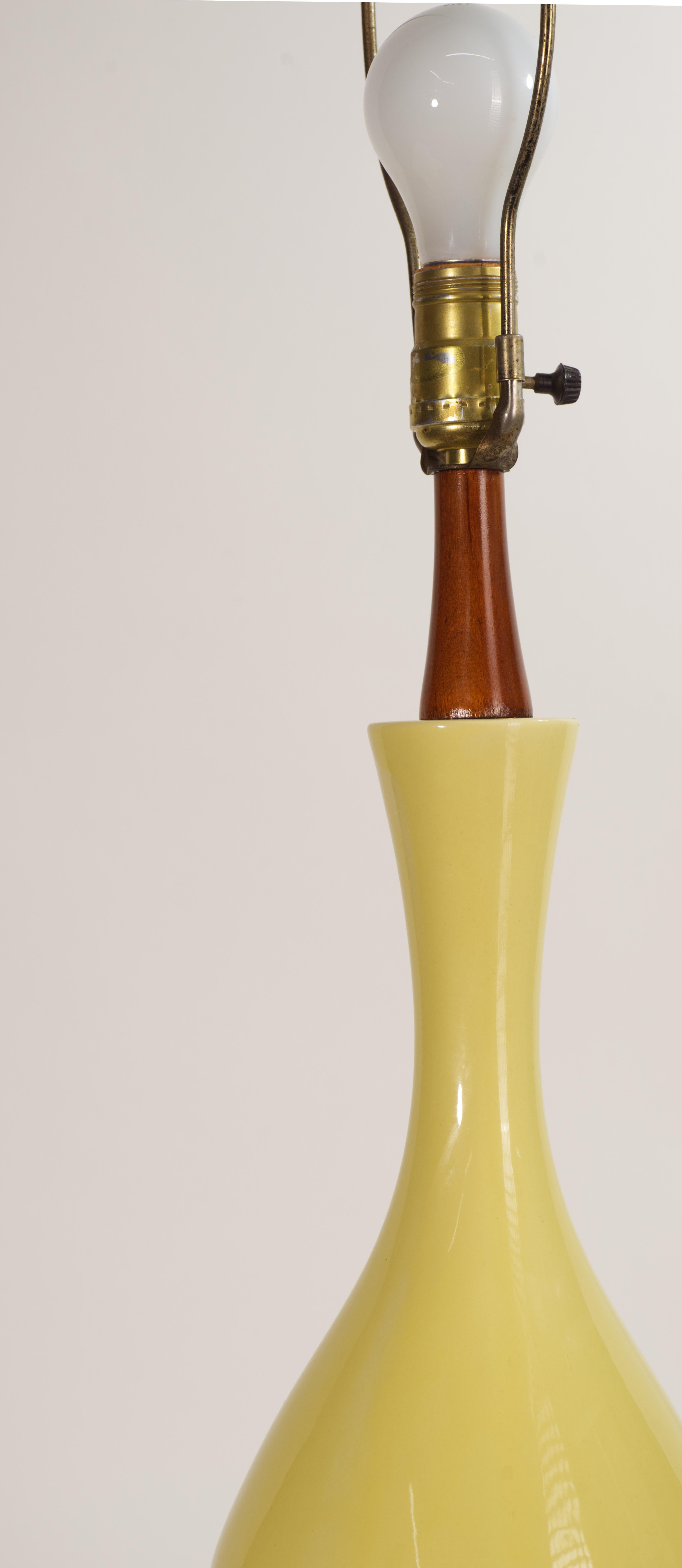 Lampe de table jaune scandinave moderne en céramique et bois Bon état - En vente à Clifton Springs, NY