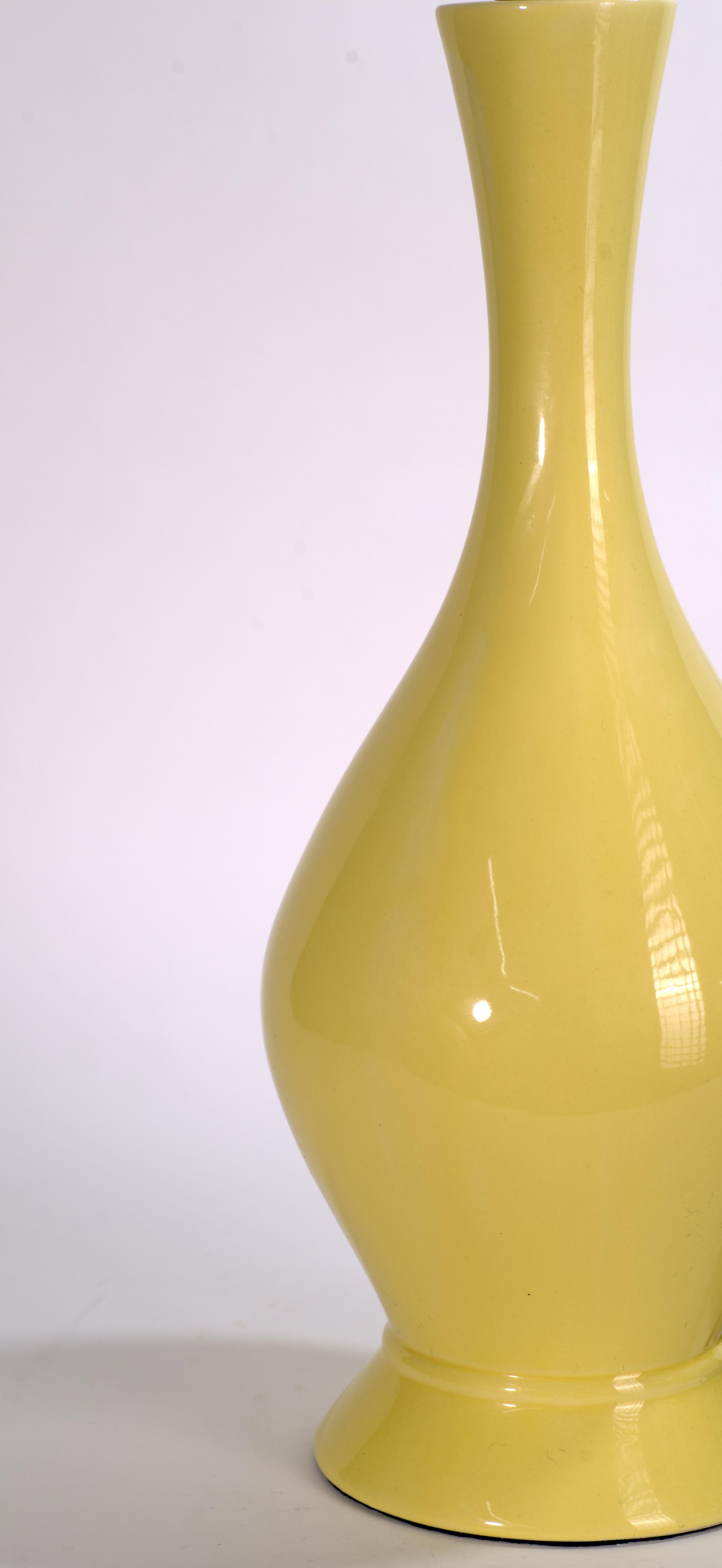 20ième siècle Lampe de table jaune scandinave moderne en céramique et bois en vente