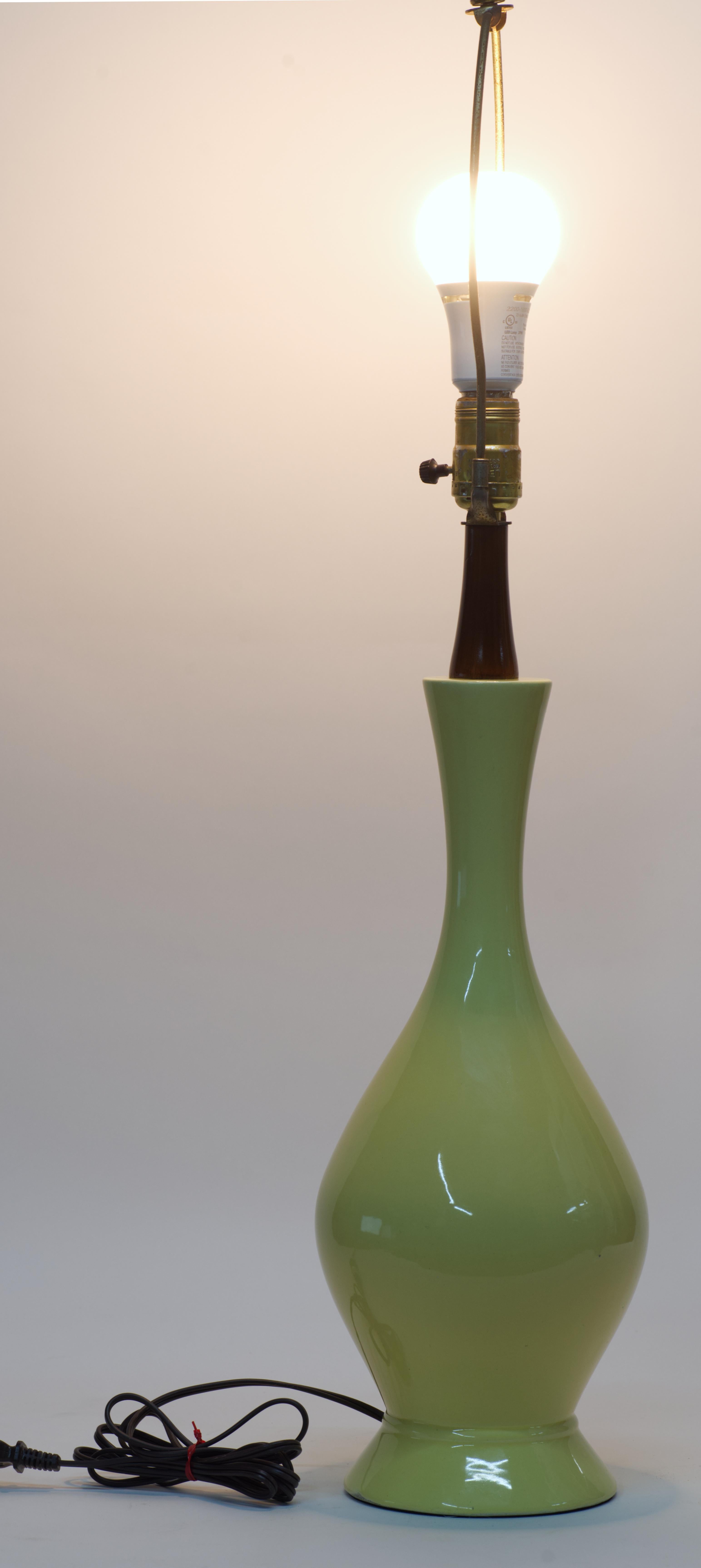 Céramique Lampe de table jaune scandinave moderne en céramique et bois en vente