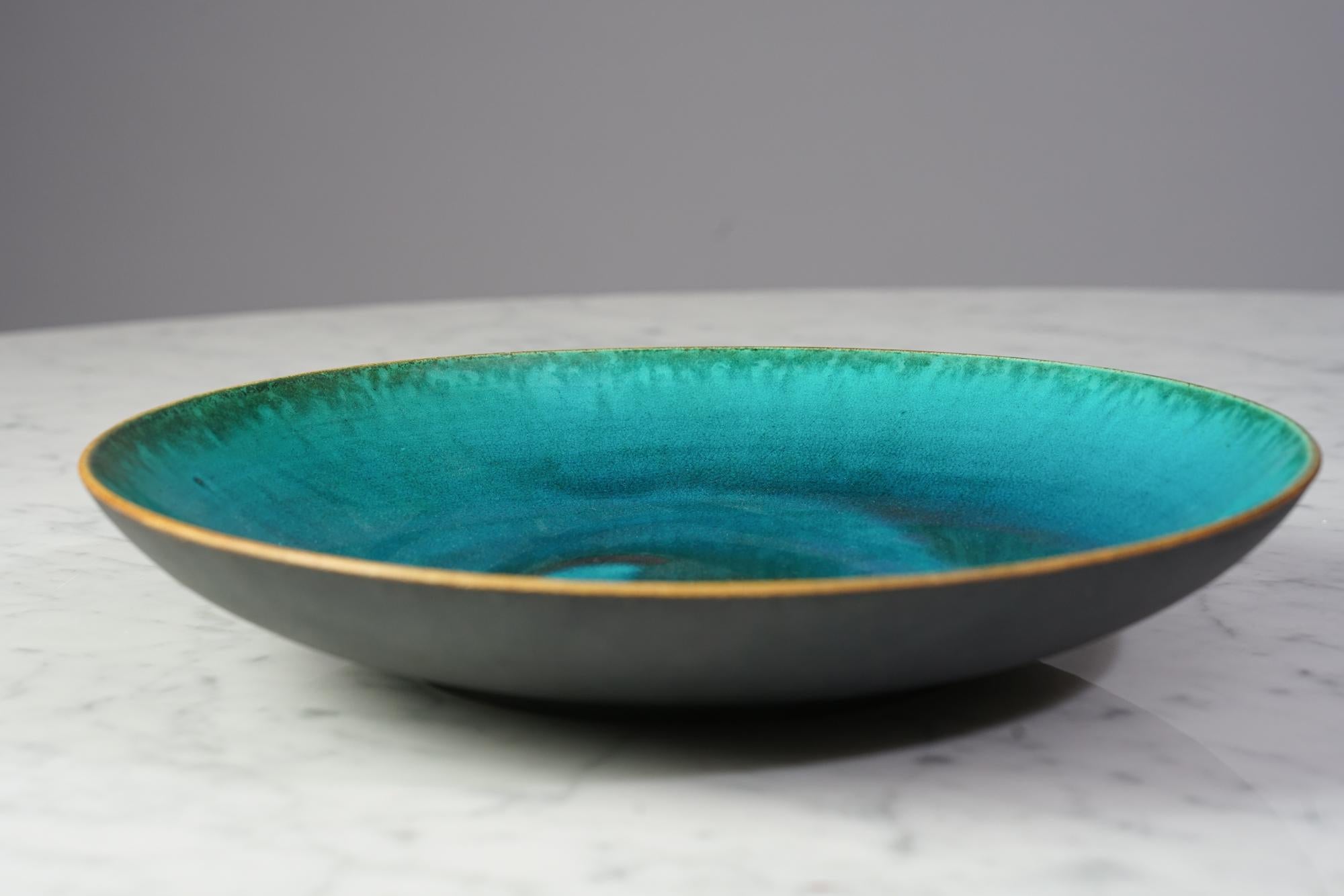 Scandinavian modern ceramic bowl by  Friedl Holzer-Kjellberg for Arabia in the 1960s. Signed in the bottom. Good vintage condition. Beautiful piece of mid-century modern art ceramics. Perfect for a center piece on a table ! 

