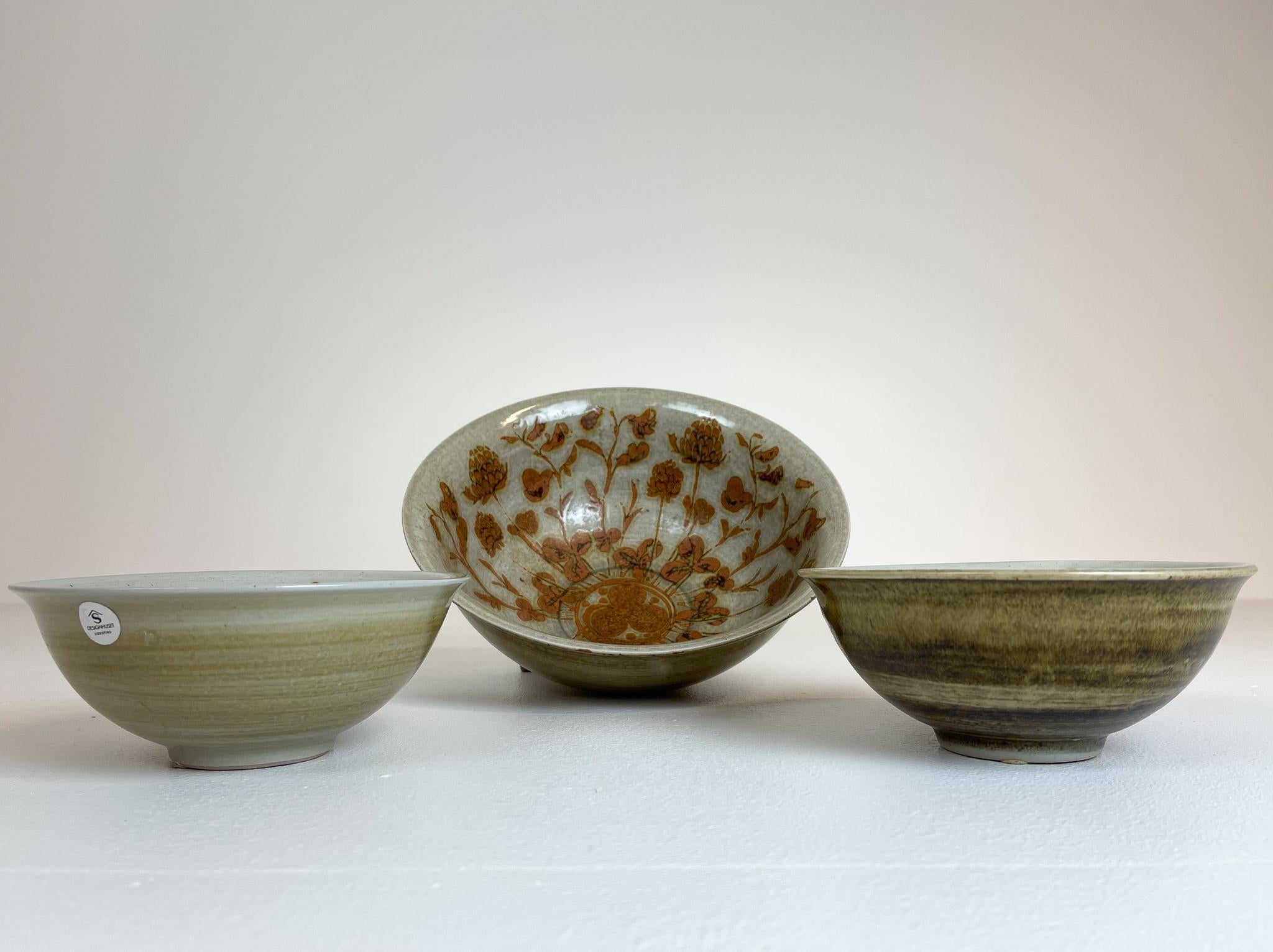 These three pieces of ceramics was made in Sweden 1980s for Design Huset and designed by one of the great ceramic’s designers from Sweden, Carl-Harry Stålhane. Wonderful, crafted bowls with that grace of Swedish midcentury pottery. Nicely shifting