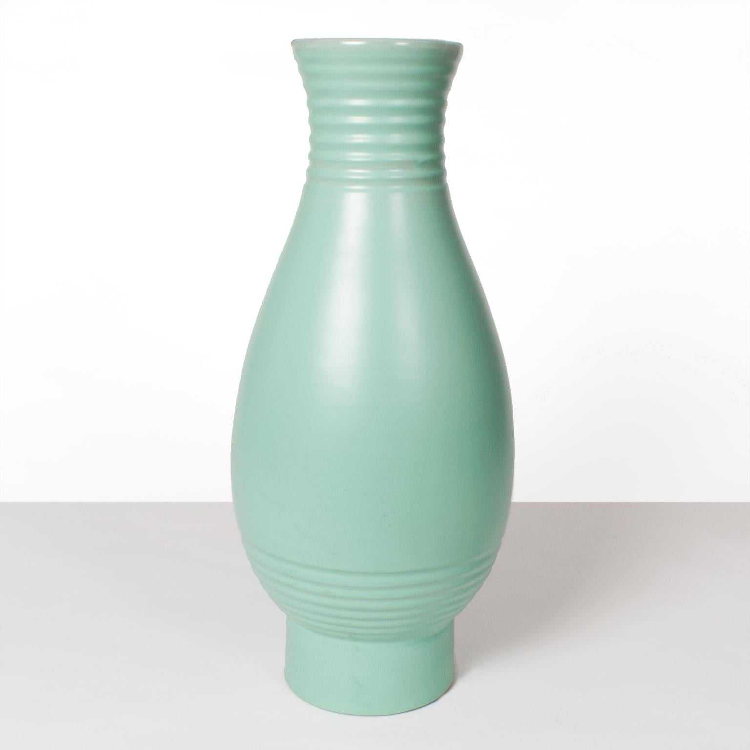 Skandinavische Moderne, schwedische Art-déco-Vase des Künstlers Ewald Dahlskog in zartgrüner Glasur, hergestellt bei Bo Fajans.
 
Abmessungen: 19