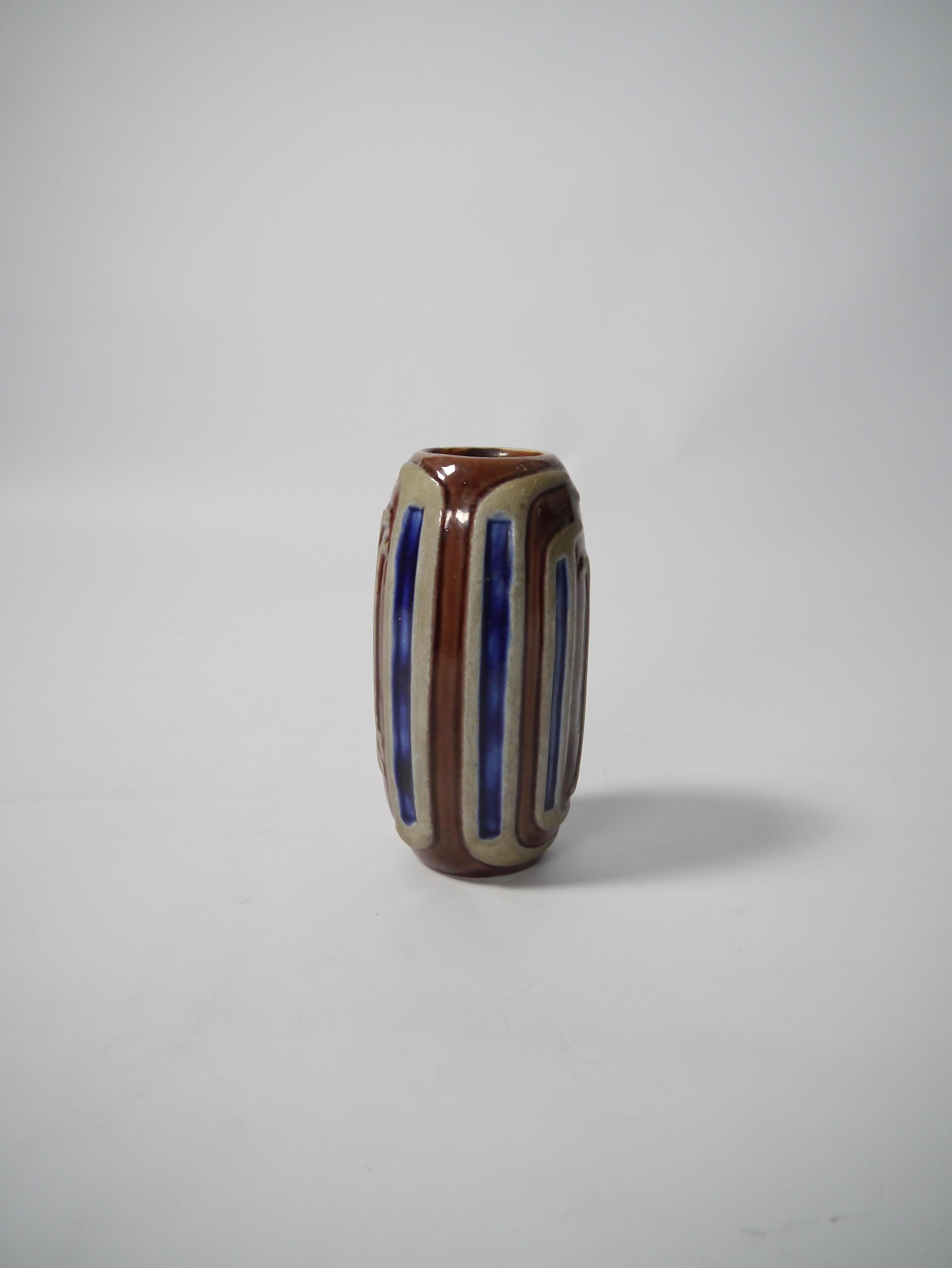 Vaso in ceramica smaltata disegnato da Carl-Harry Stålhane per Rörstrand, Svezia anni '60. Disegno rafﬁco blu cobalto e due toni di beige/marrone. 